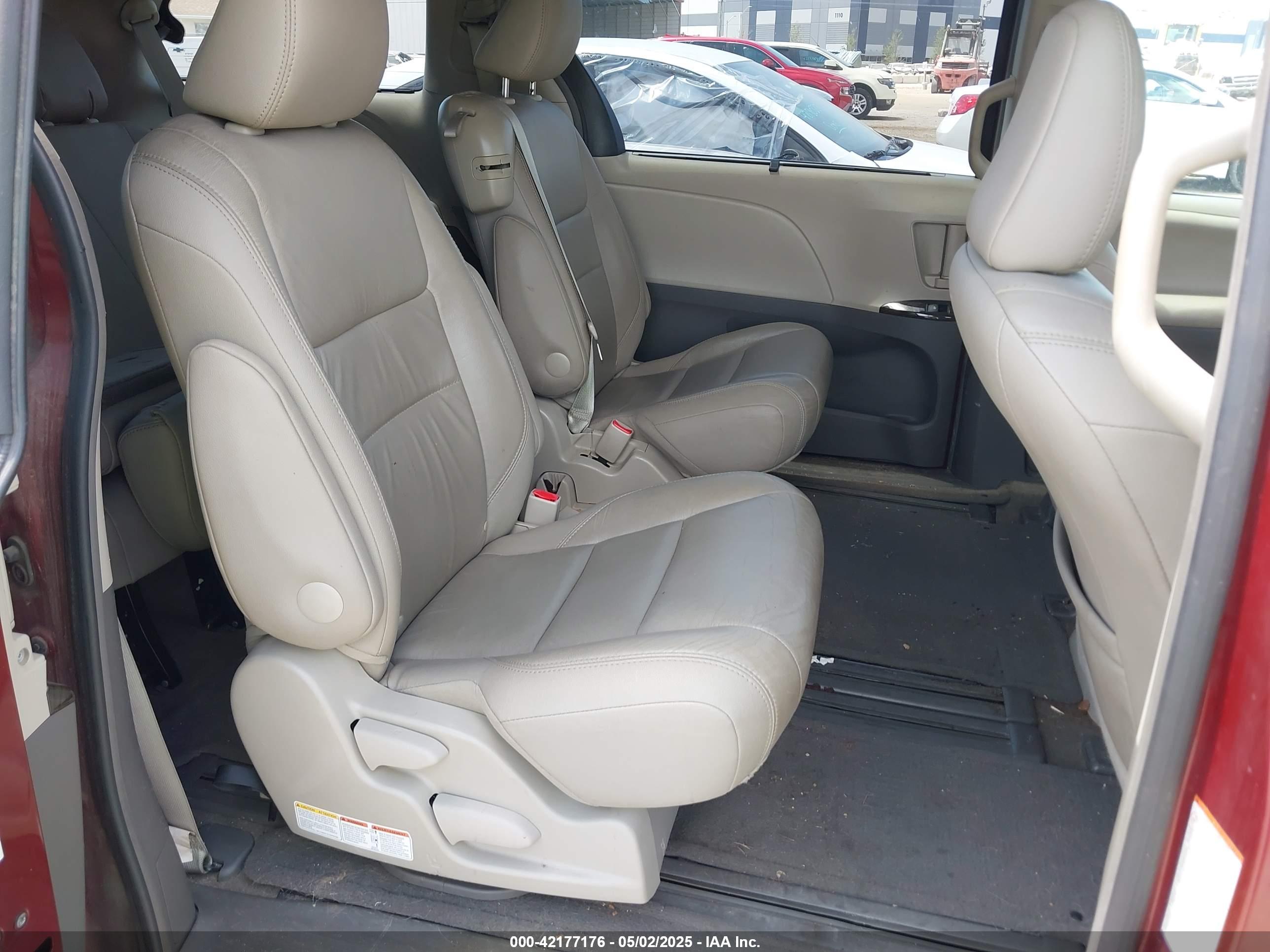 TOYOTA SIENNA image 8
