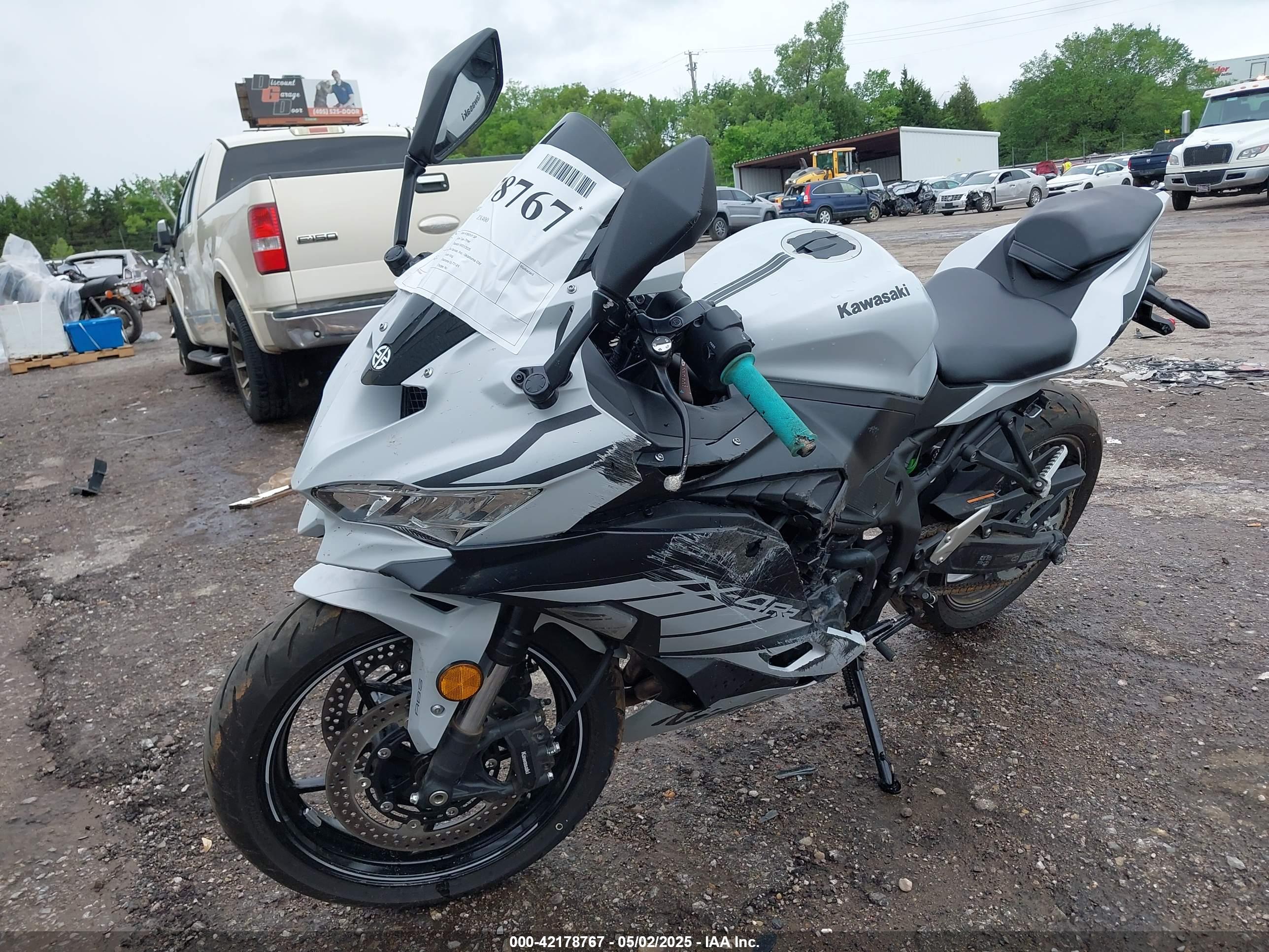 KAWASAKI ZX400 image 2