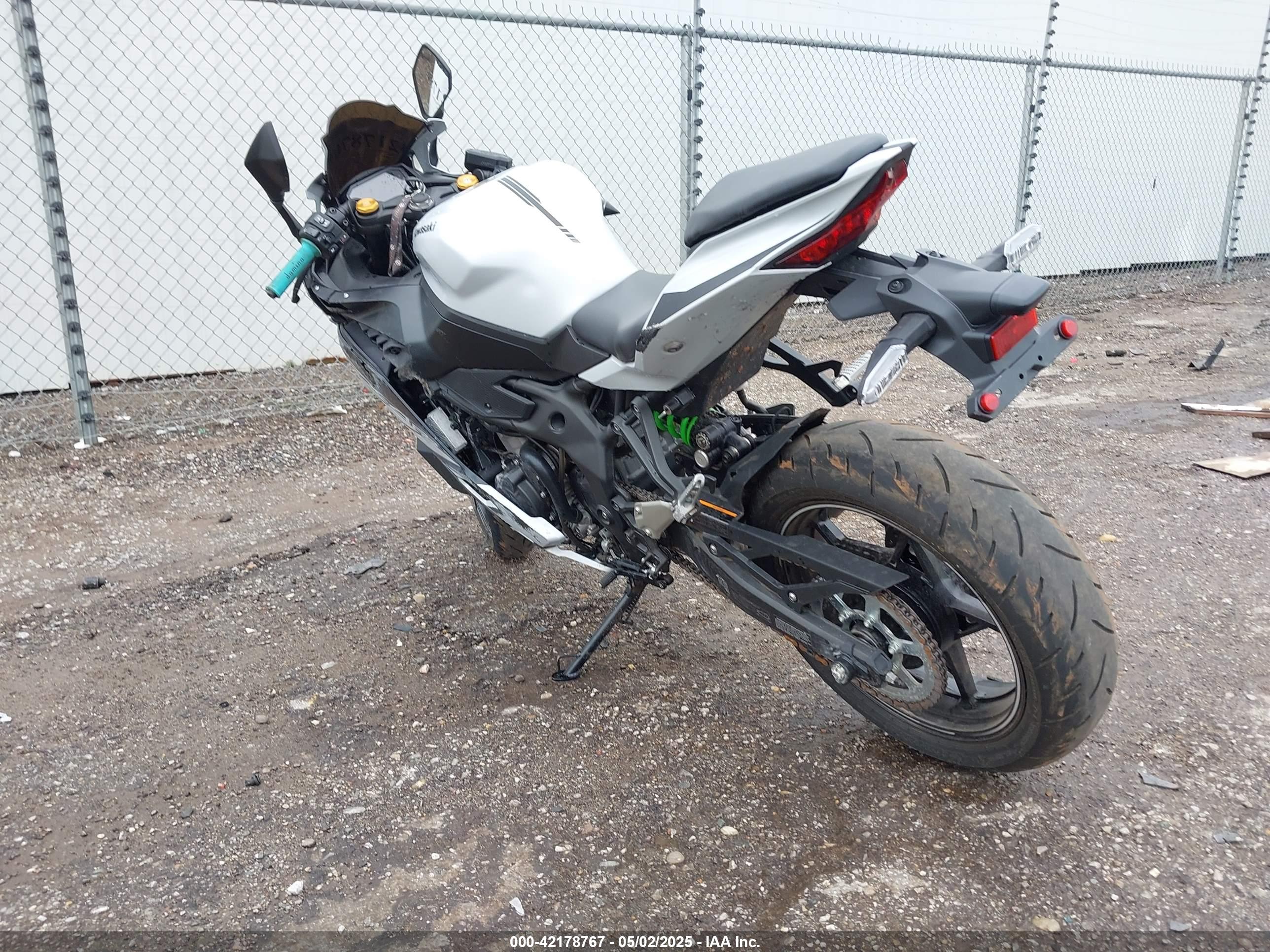 KAWASAKI ZX400 image 3