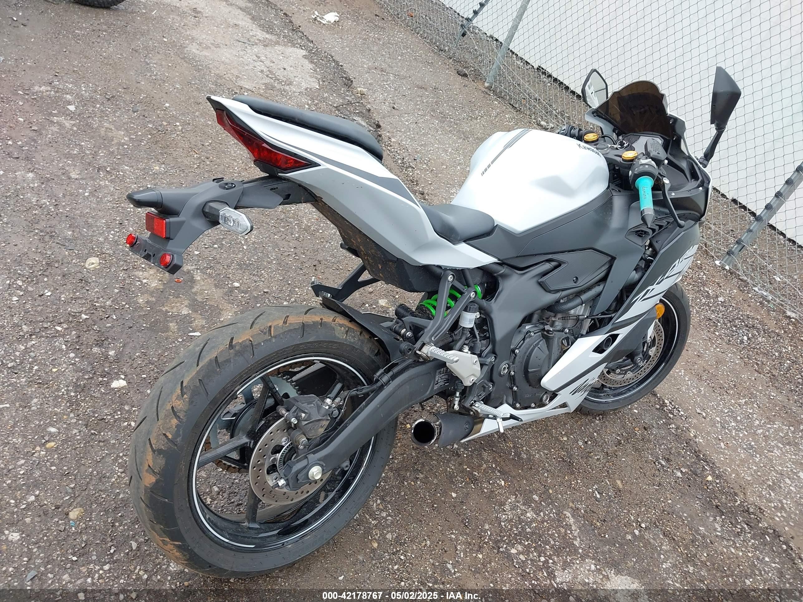 KAWASAKI ZX400 image 4
