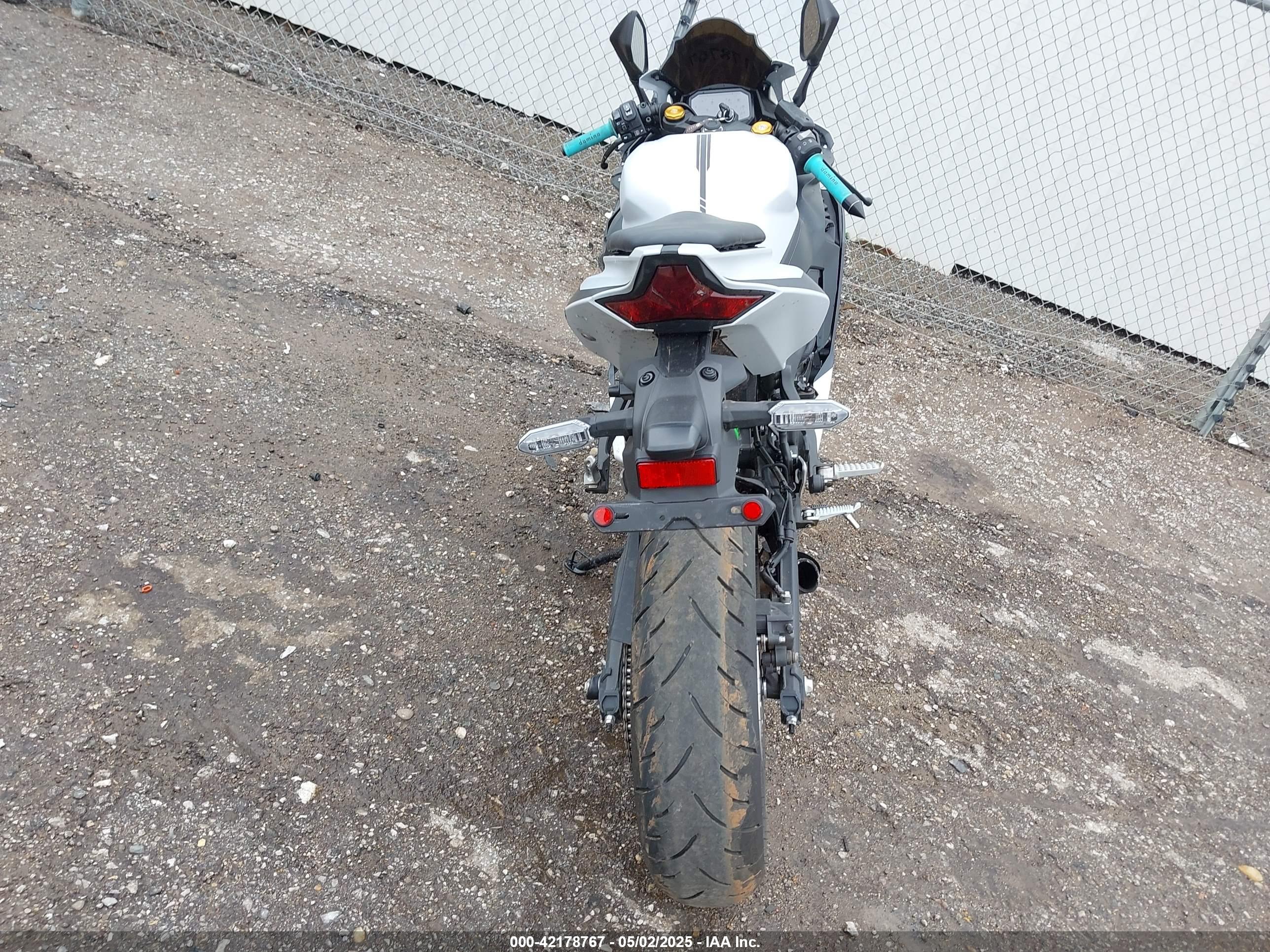 KAWASAKI ZX400 image 6
