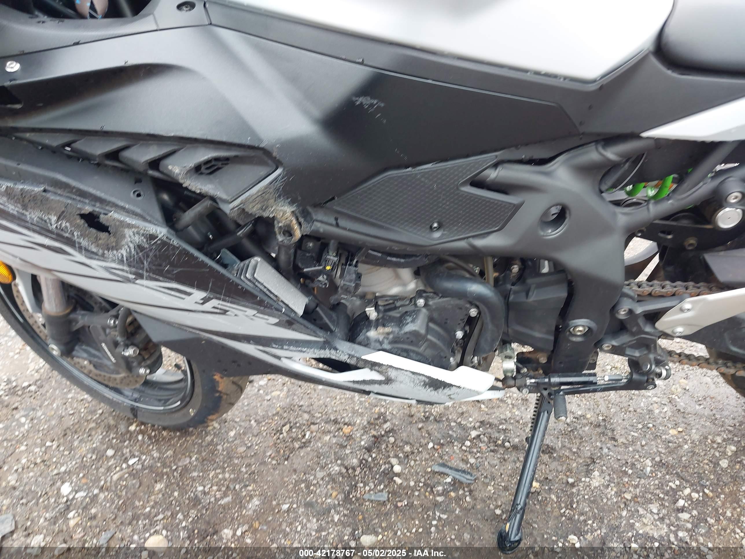 KAWASAKI ZX400 image 9
