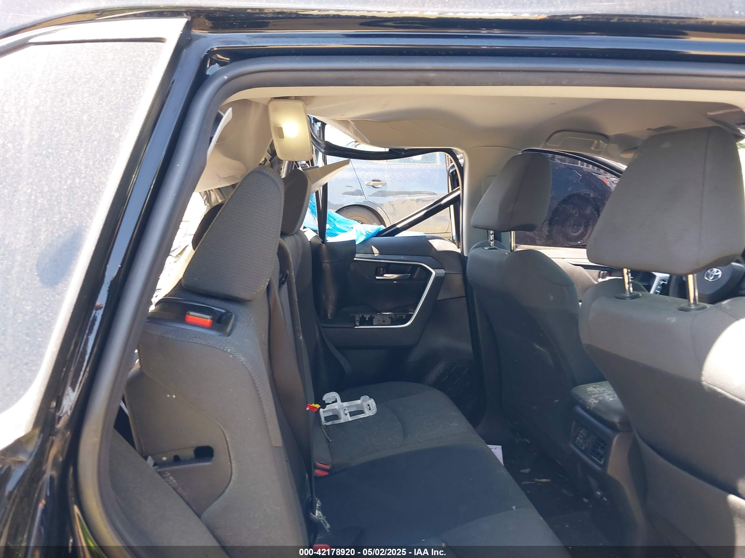 TOYOTA RAV4 image 8
