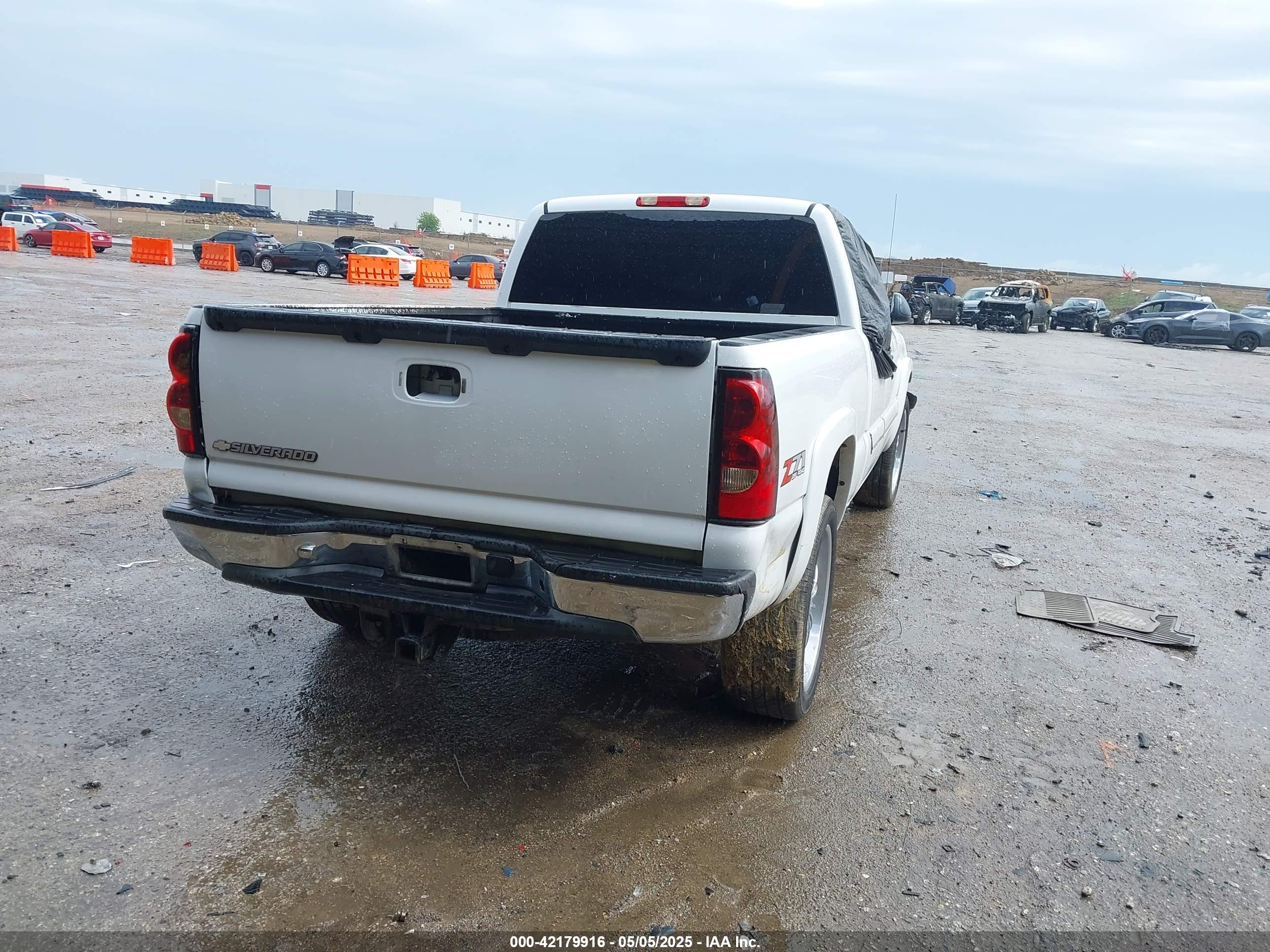 CHEVROLET SILVERADO image 4