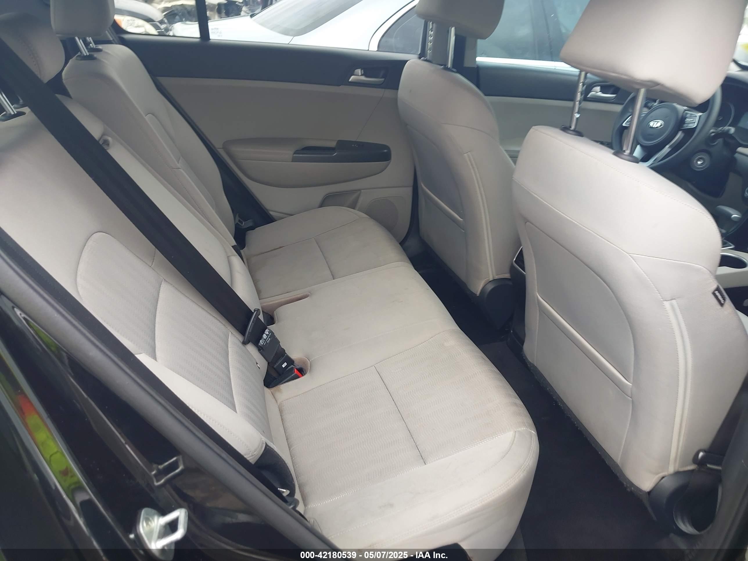 KIA SPORTAGE image 8