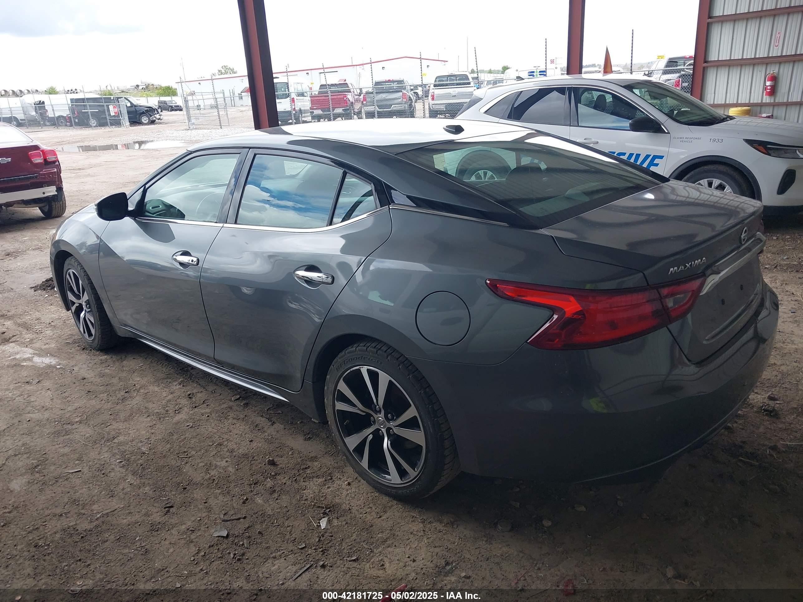 NISSAN MAXIMA image 3