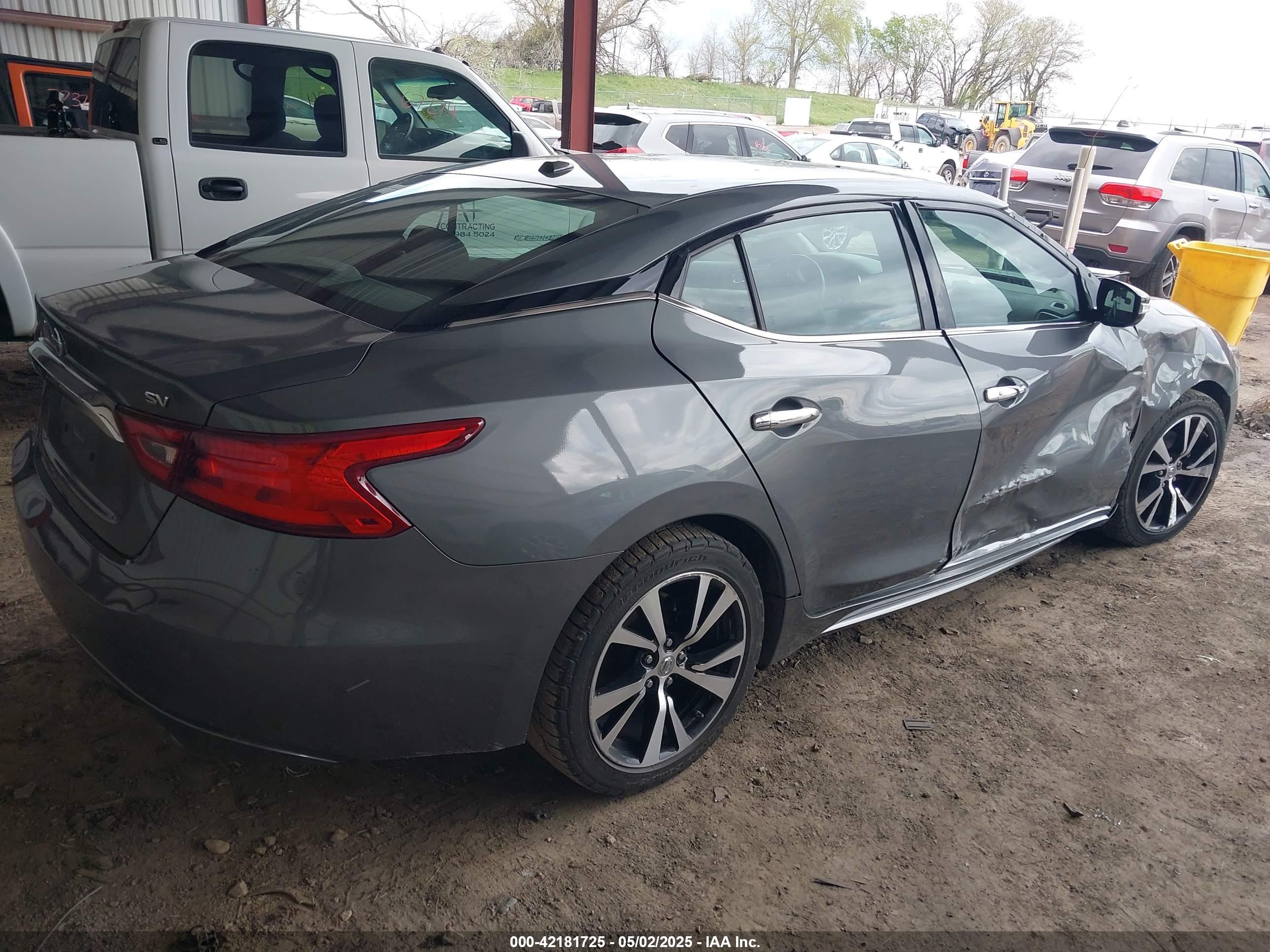 NISSAN MAXIMA image 4