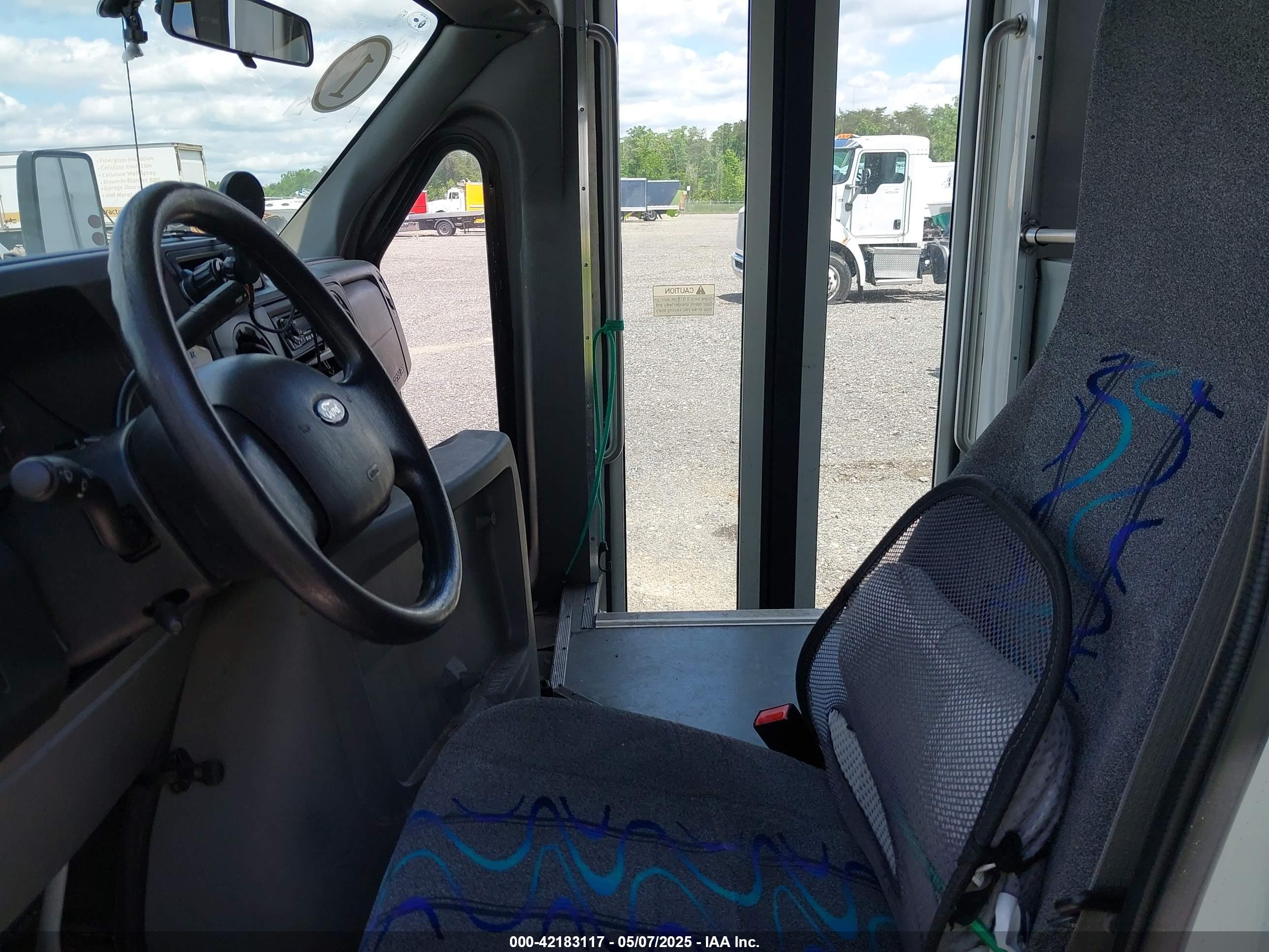 FORD E-450 image 7