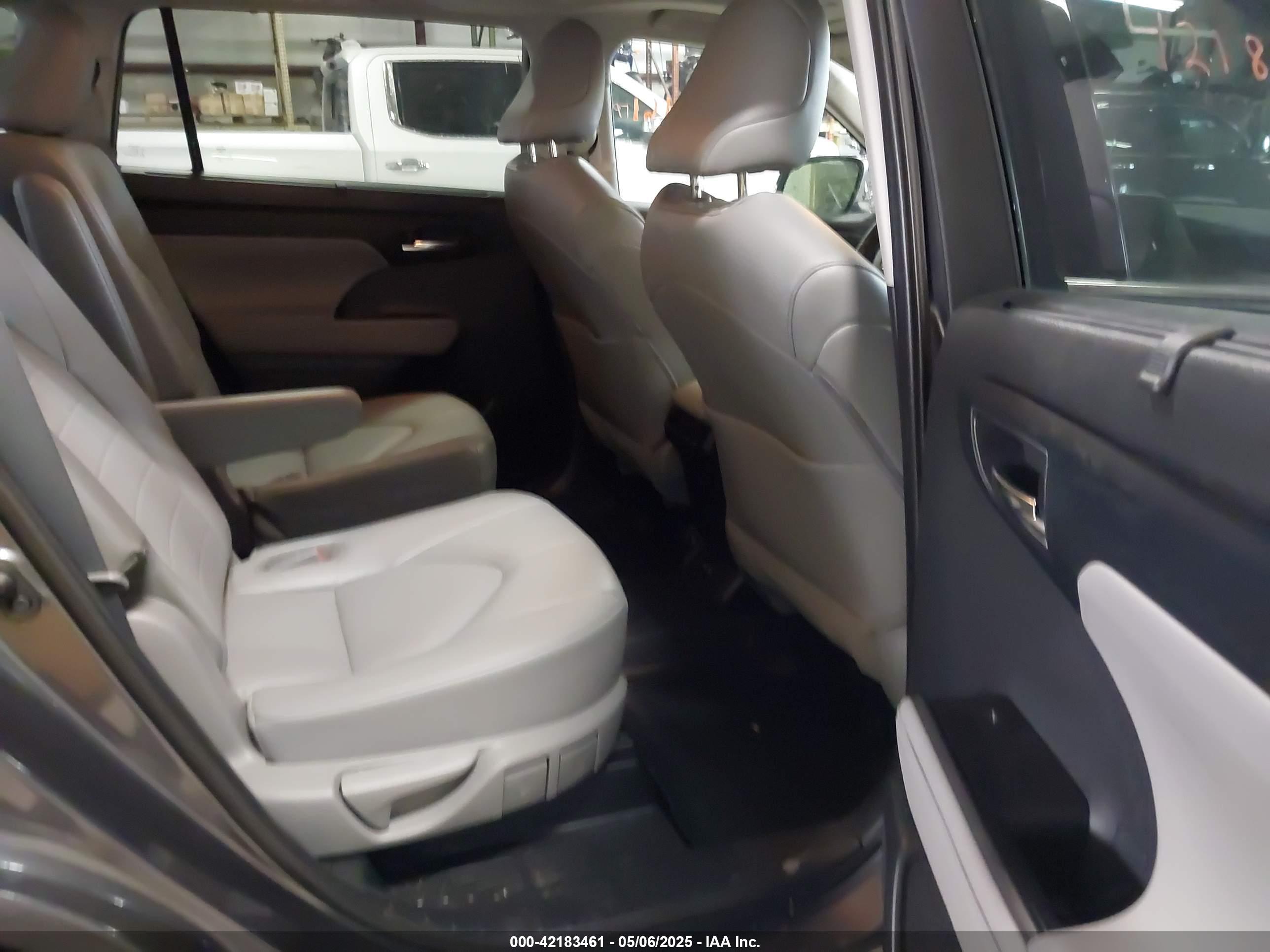 TOYOTA HIGHLANDER image 8