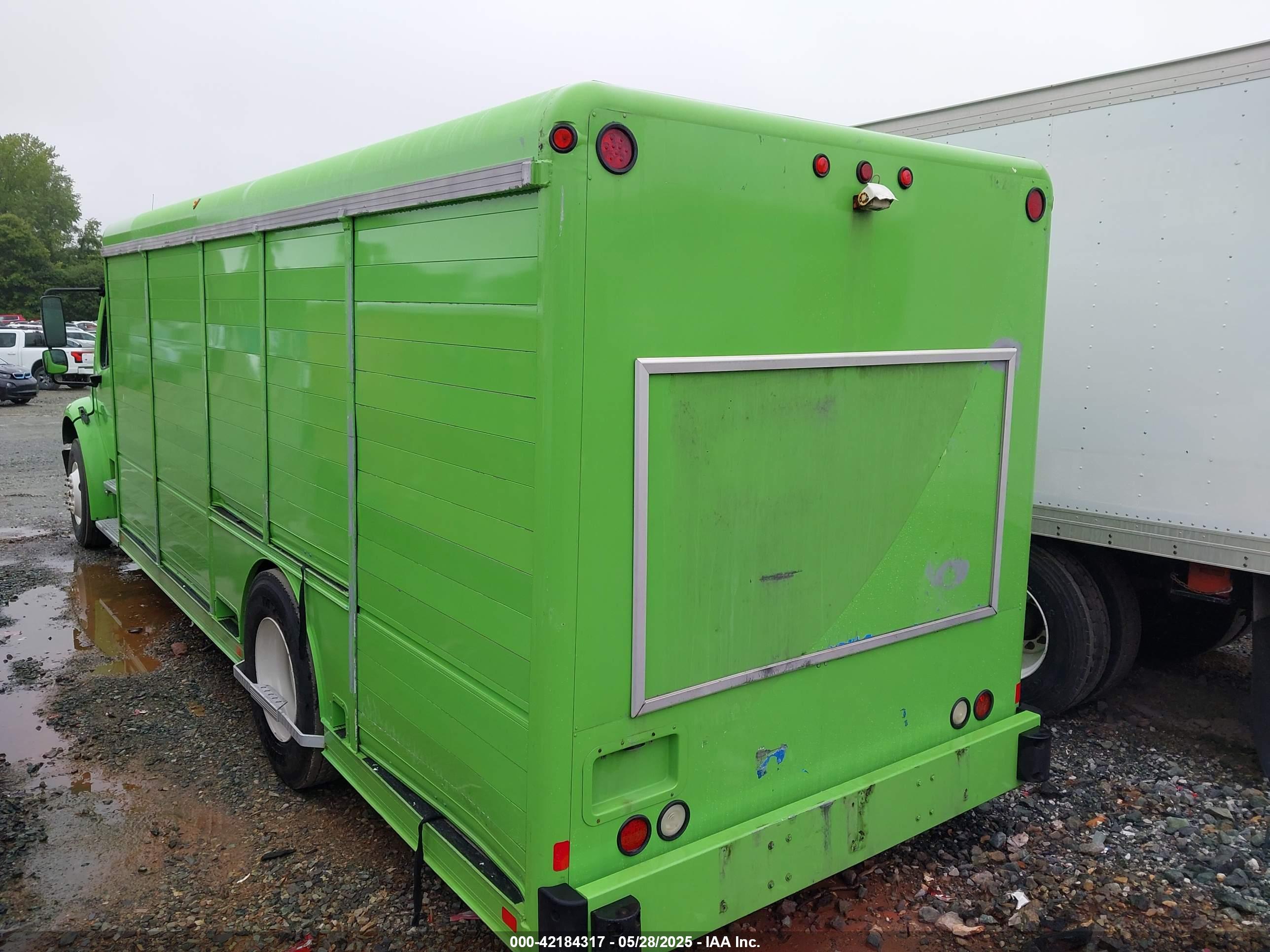 FREIGHTLINER M2 image 3