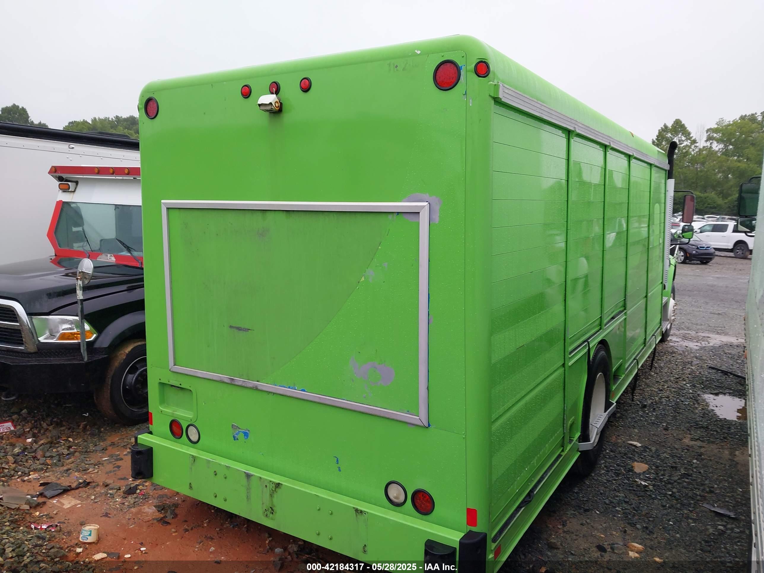 FREIGHTLINER M2 image 4