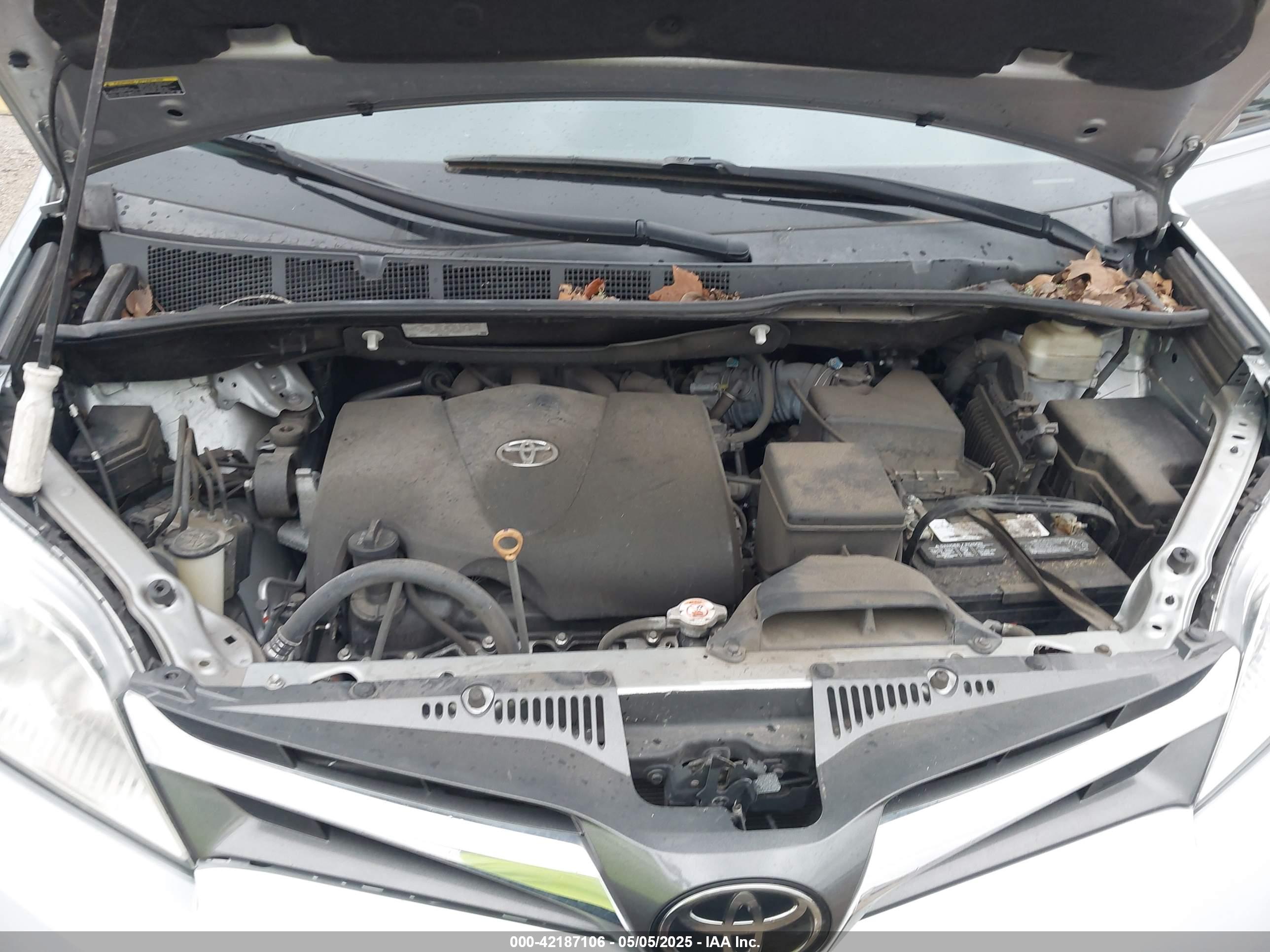 TOYOTA SIENNA image 10
