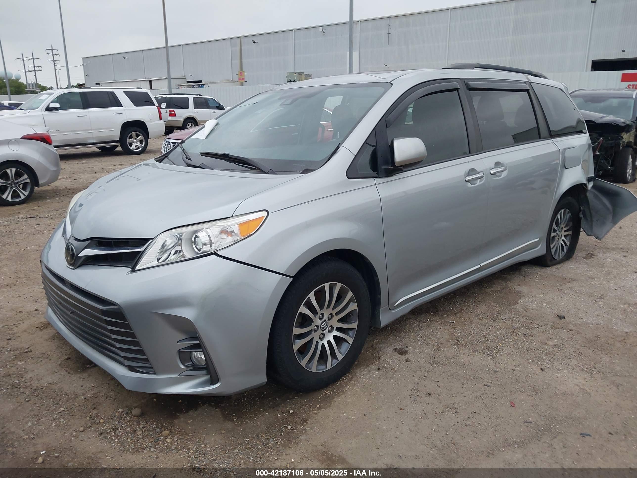 TOYOTA SIENNA image 2