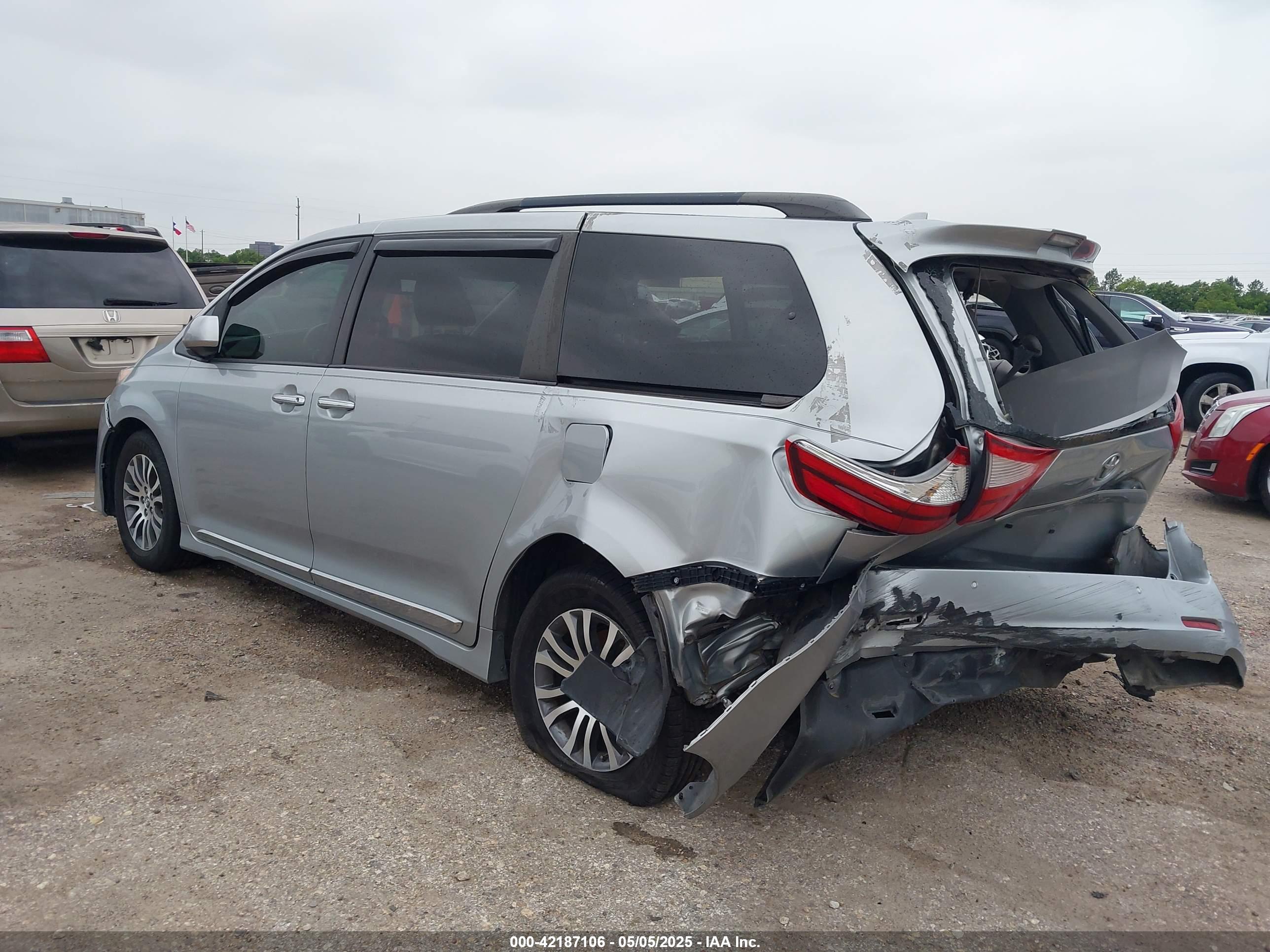 TOYOTA SIENNA image 3