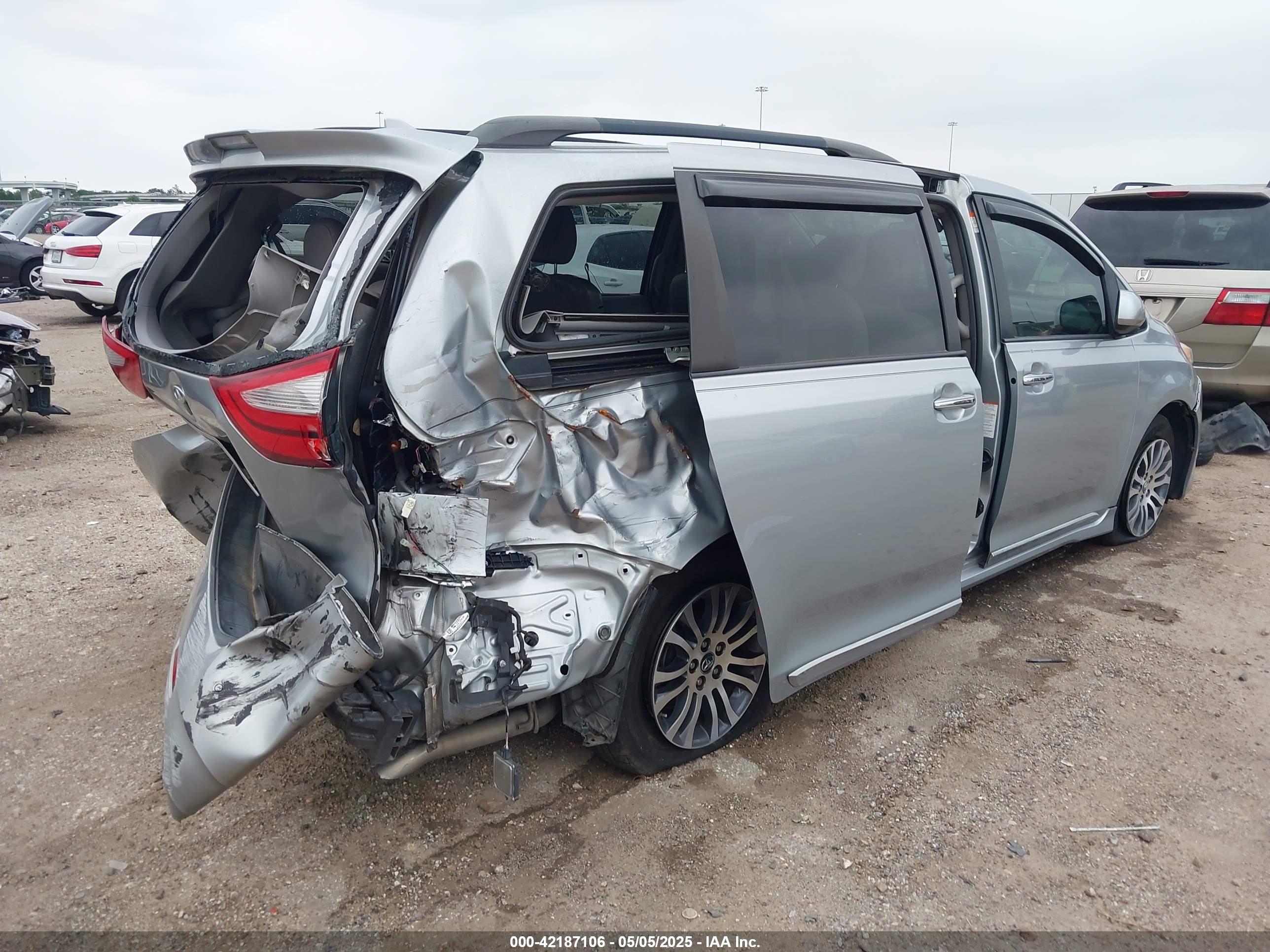 TOYOTA SIENNA image 4