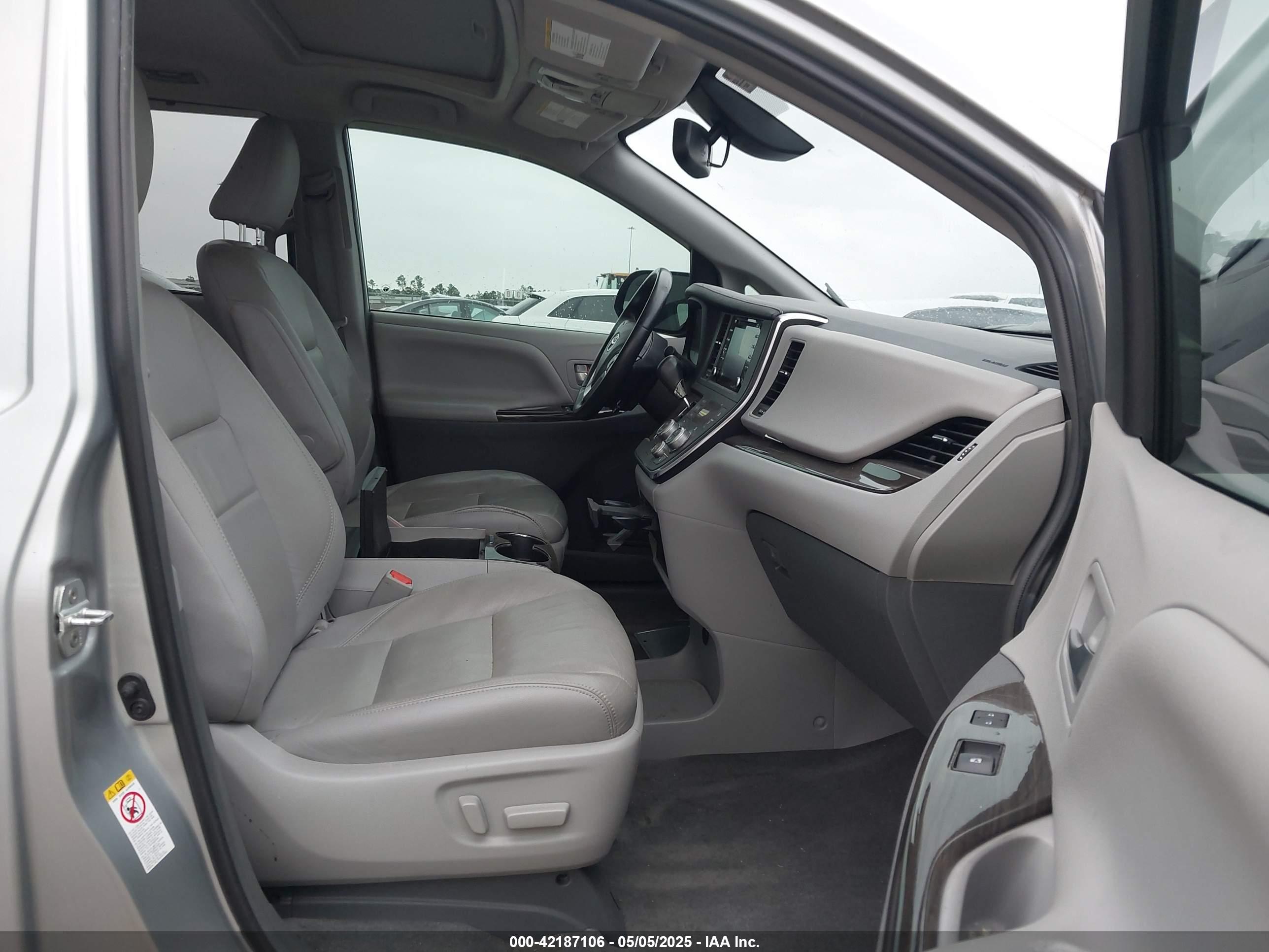 TOYOTA SIENNA image 5