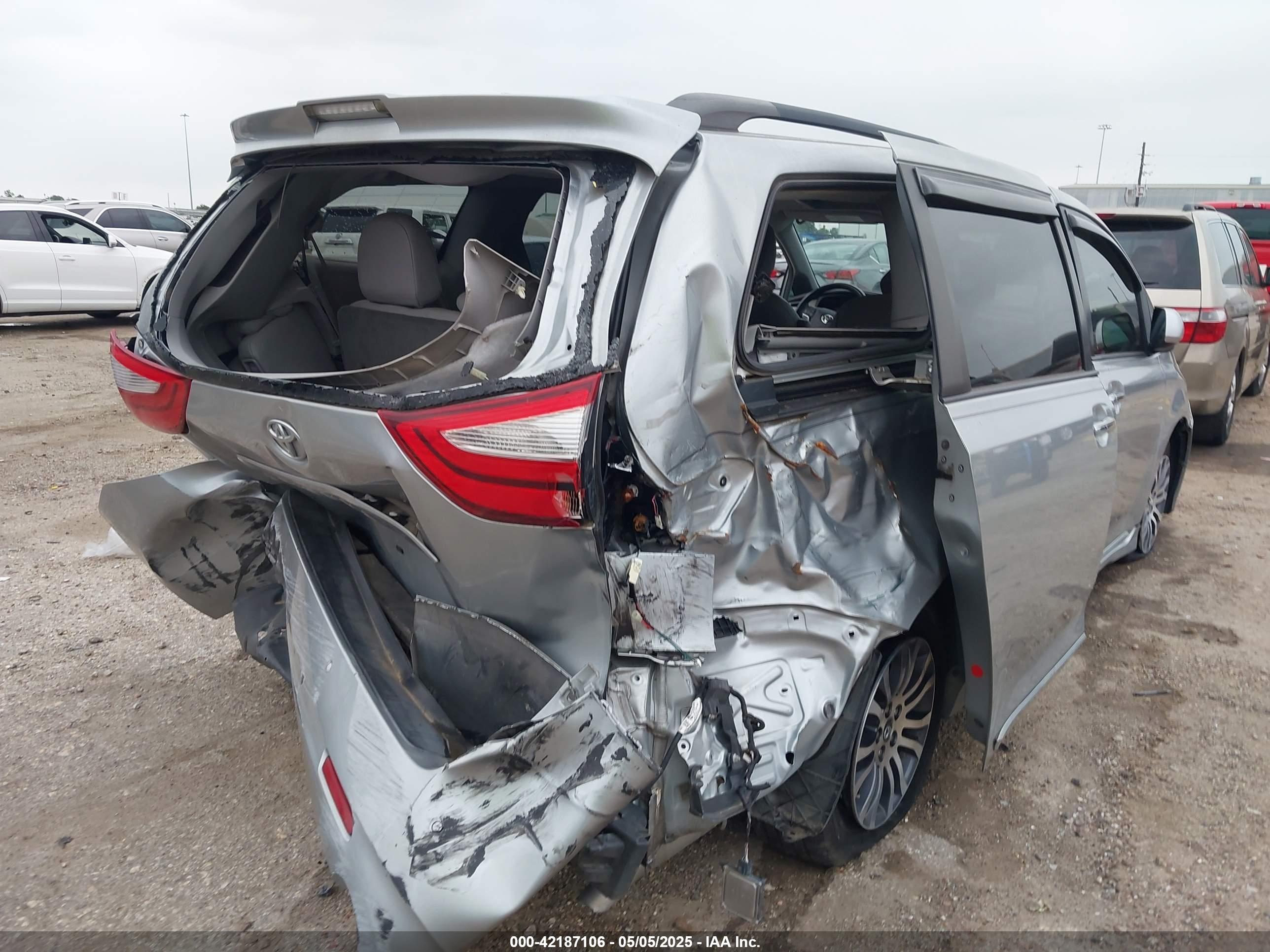 TOYOTA SIENNA image 6