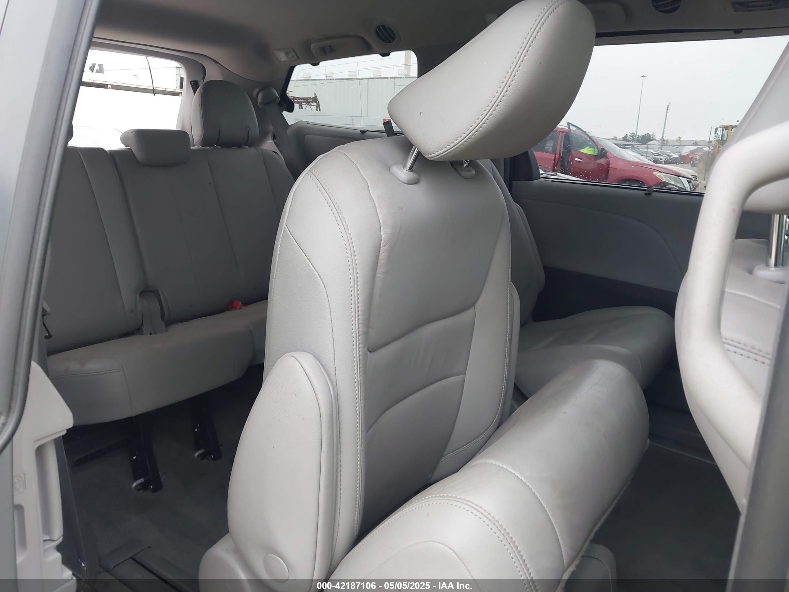 TOYOTA SIENNA image 8