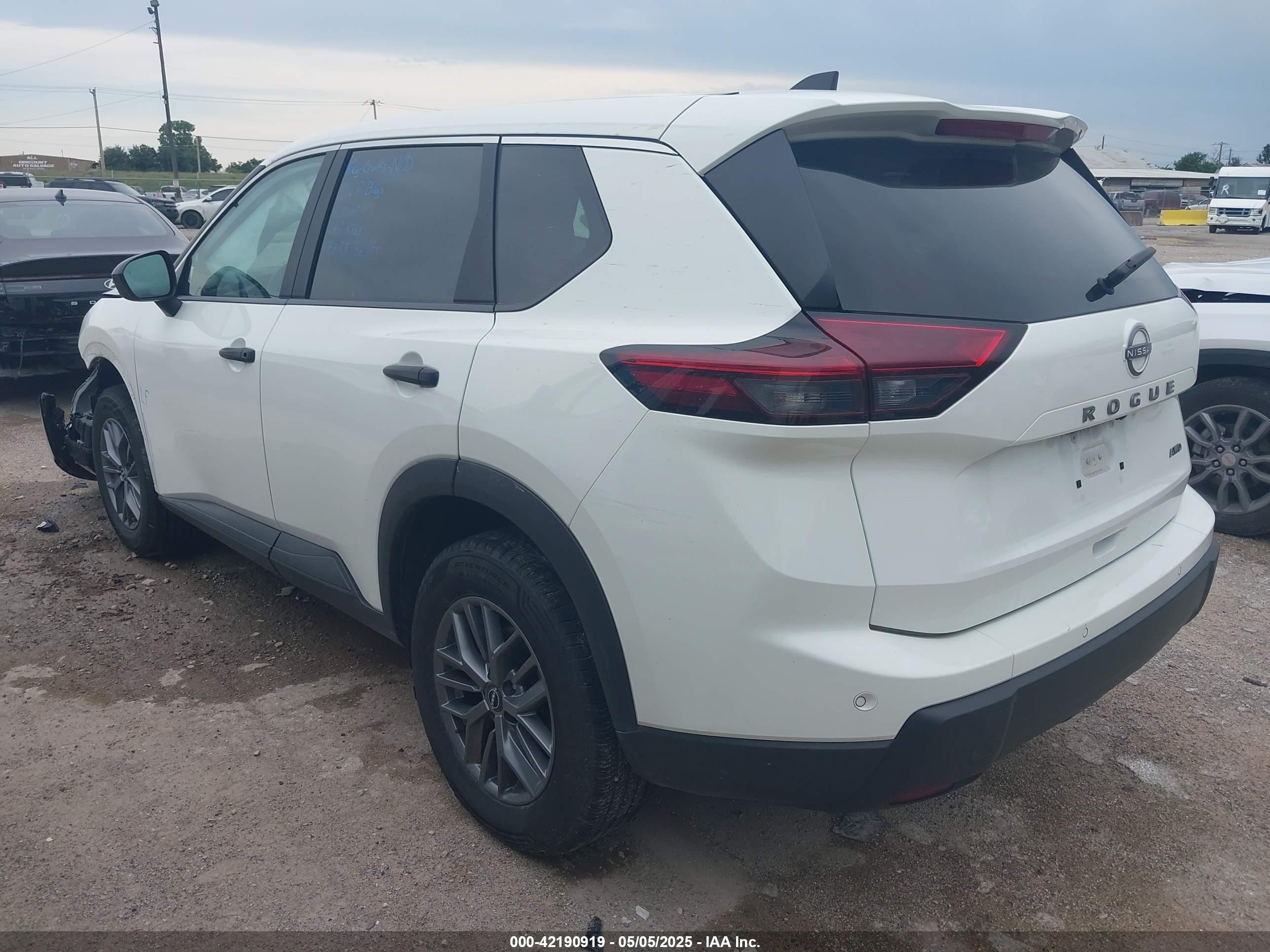 NISSAN ROGUE image 3