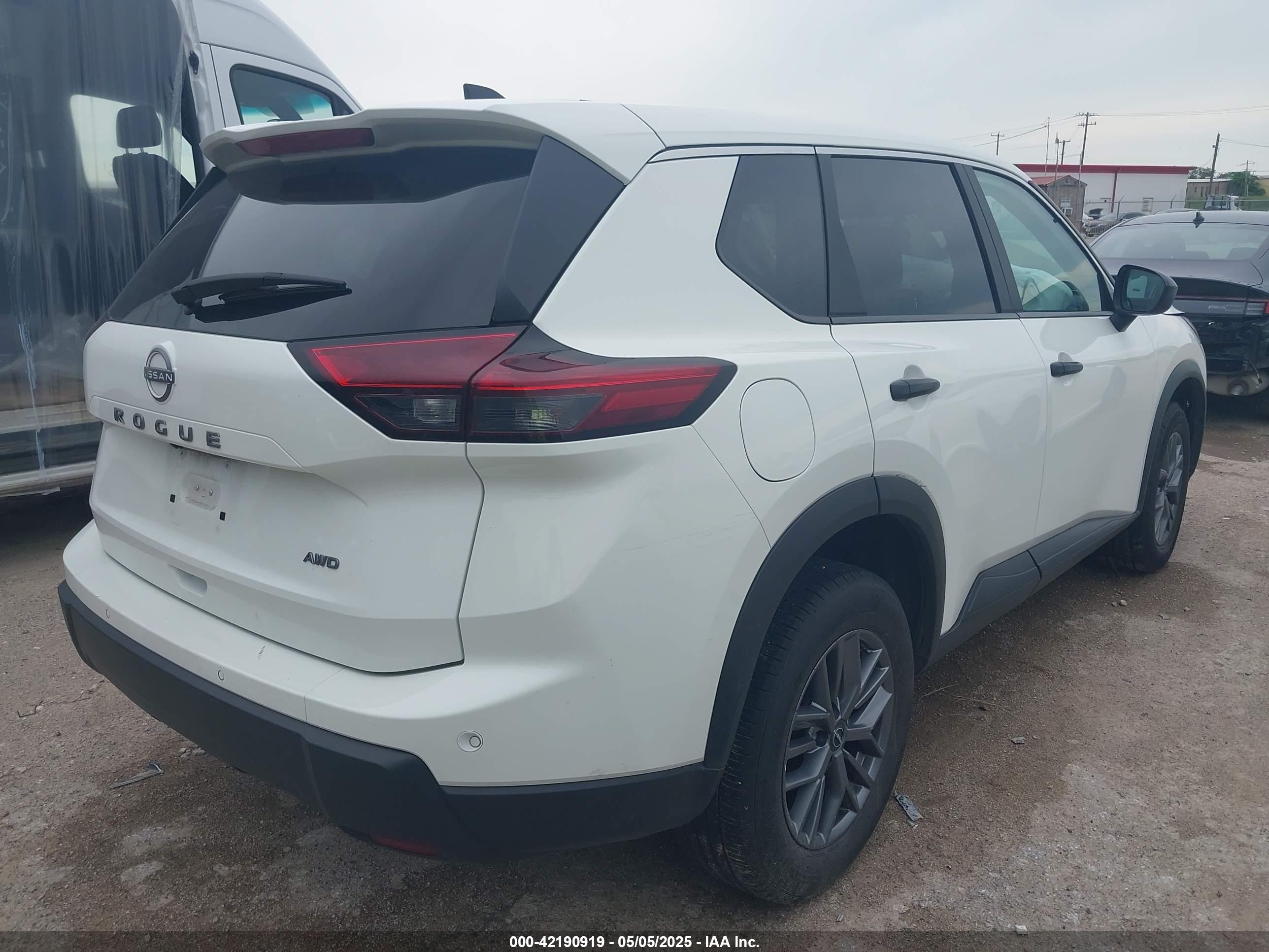 NISSAN ROGUE image 4