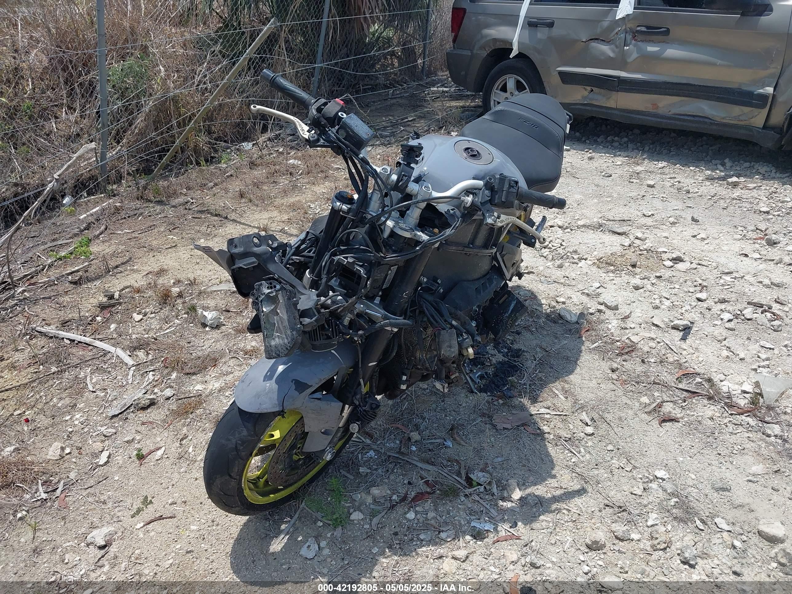 YAMAHA FZ10 image 2