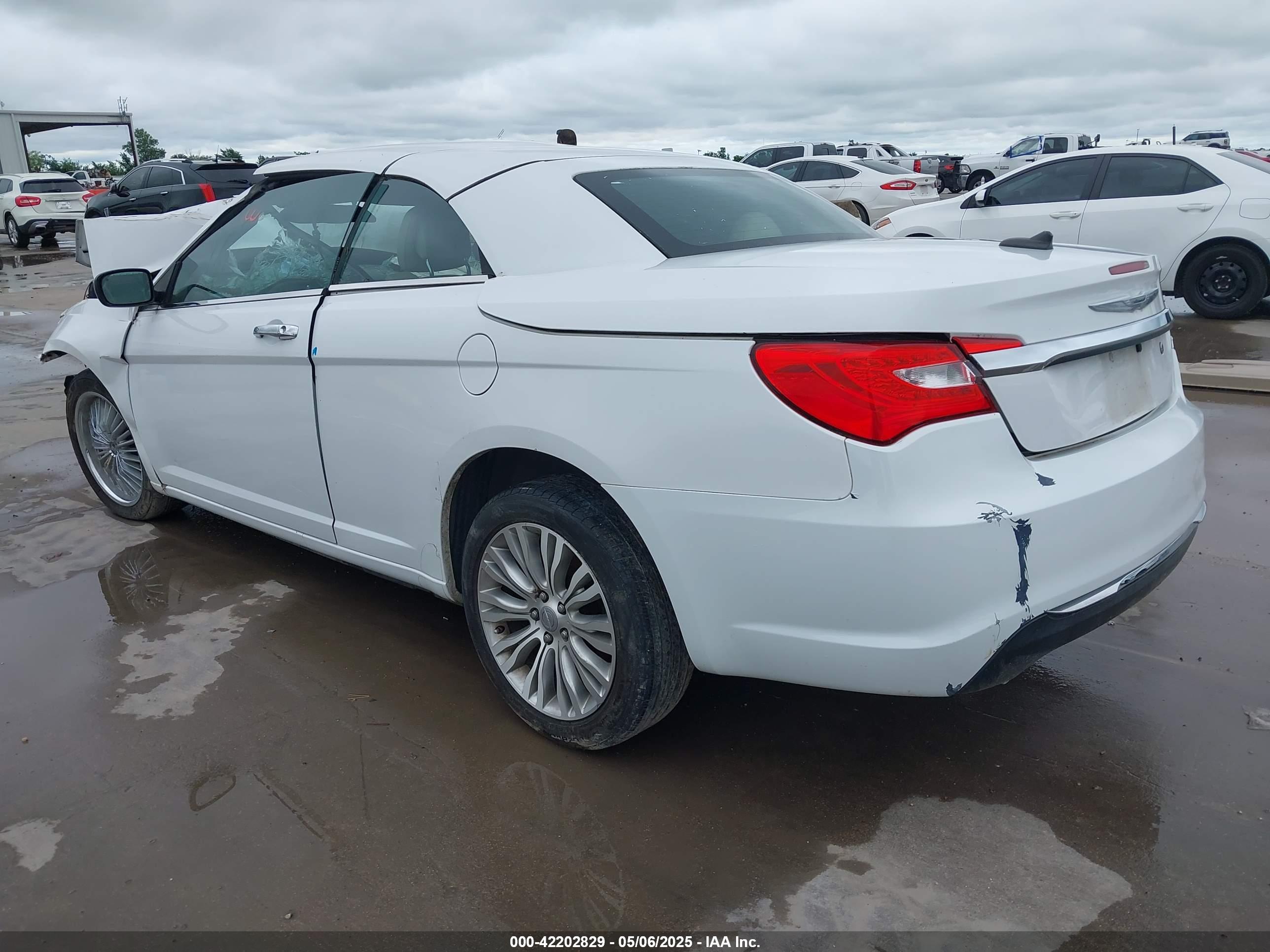 CHRYSLER 200 image 3