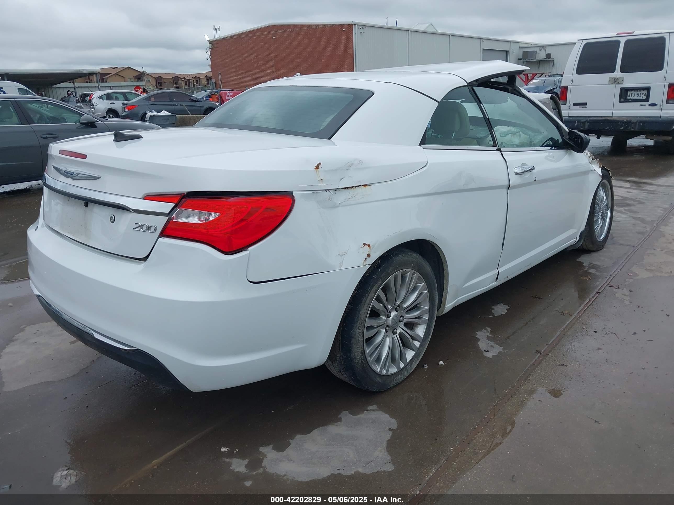 CHRYSLER 200 image 4