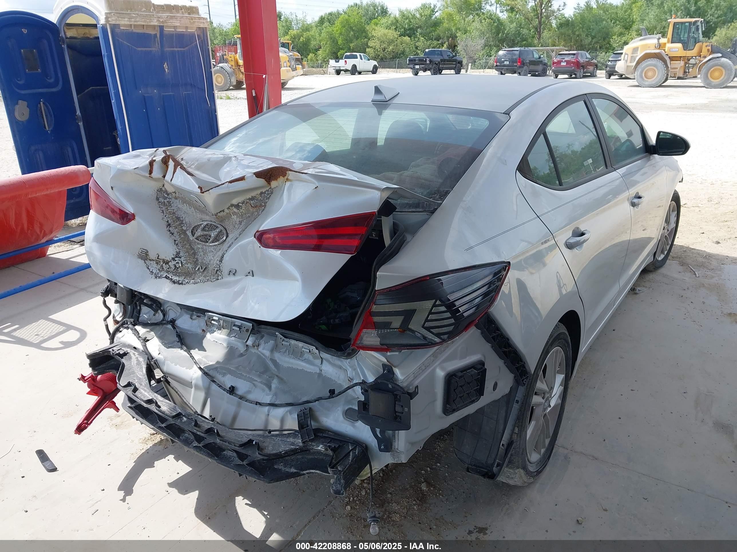HYUNDAI ELANTRA image 4