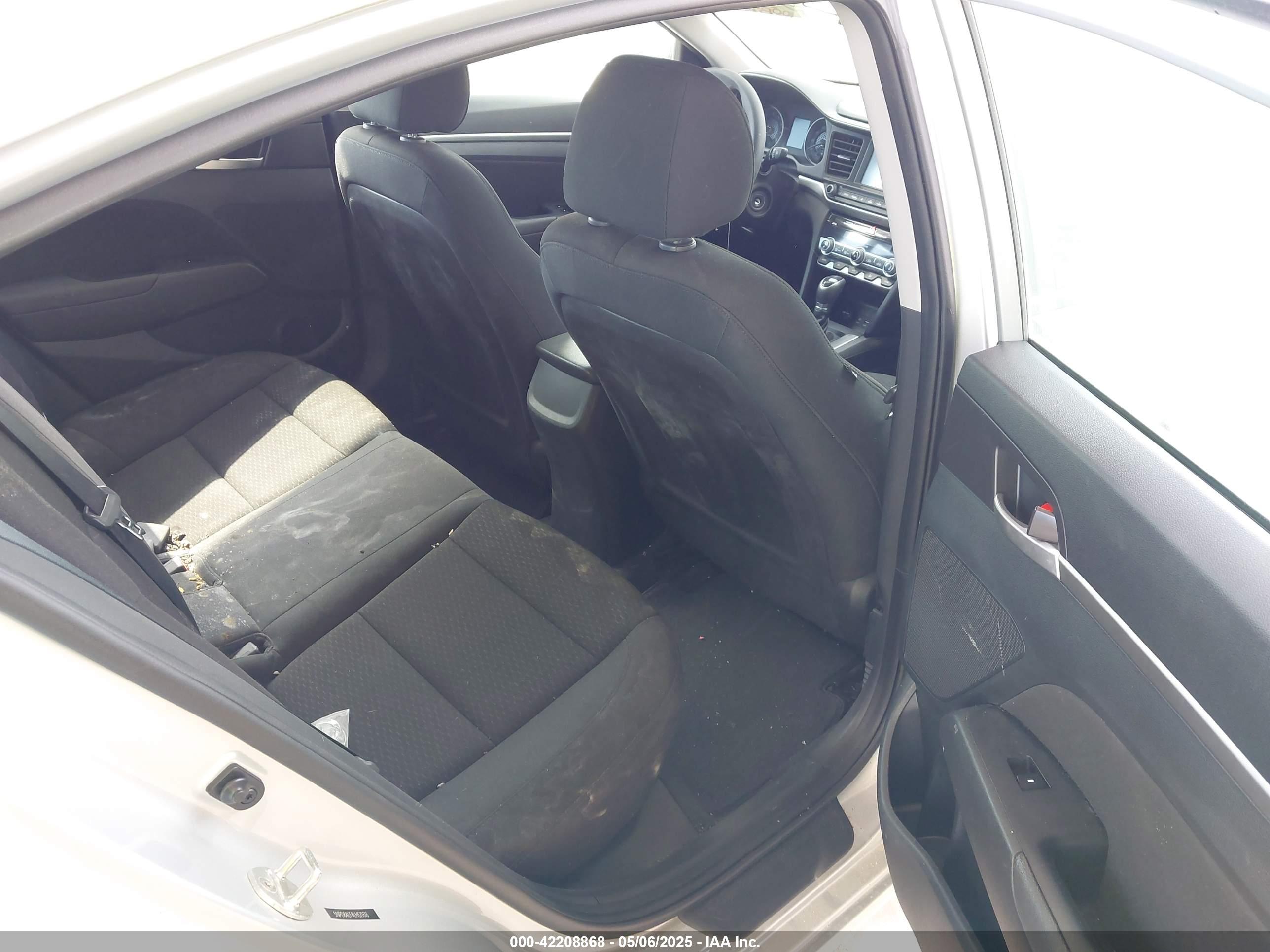 HYUNDAI ELANTRA image 8