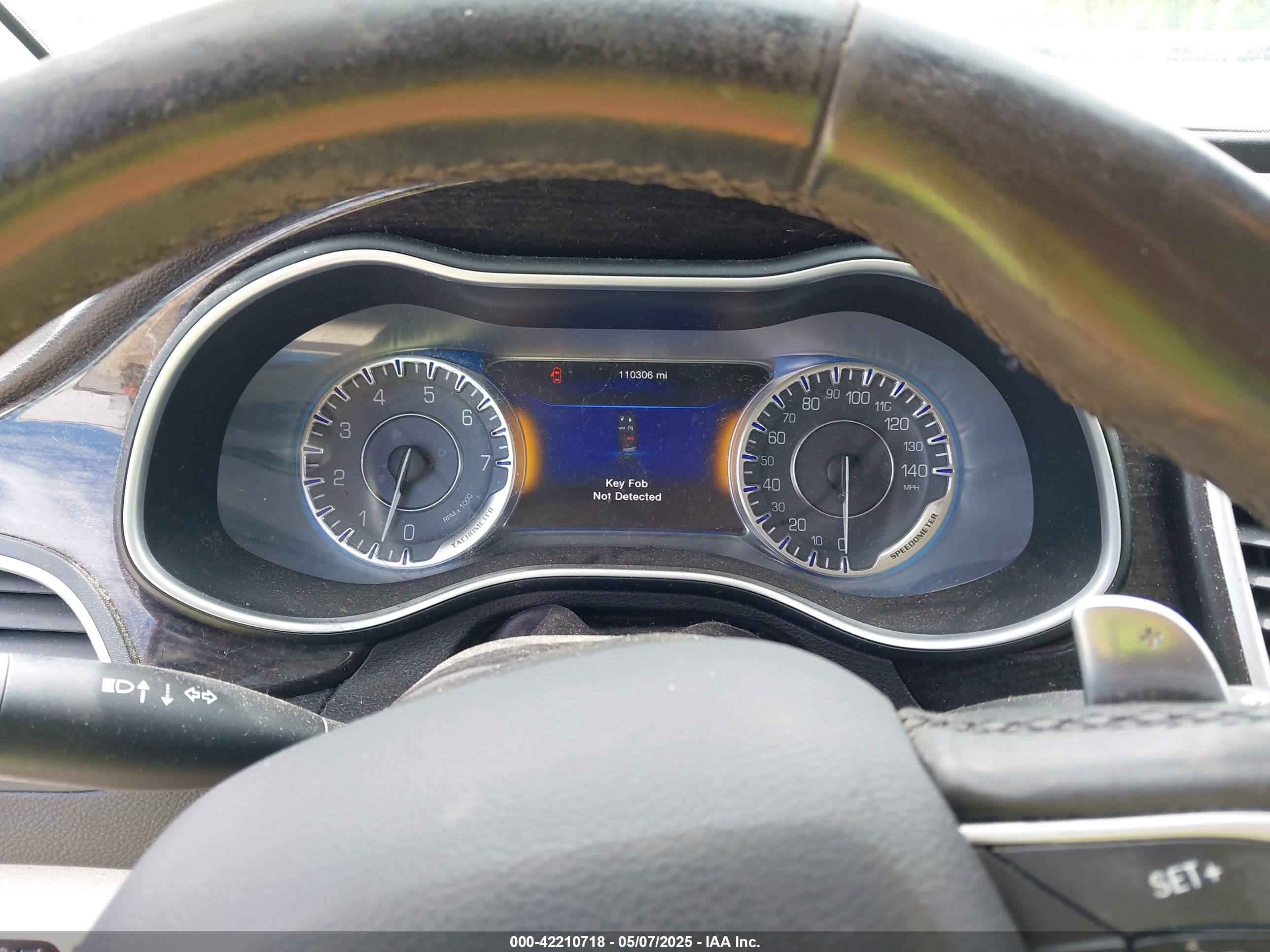 CHRYSLER 200 image 7