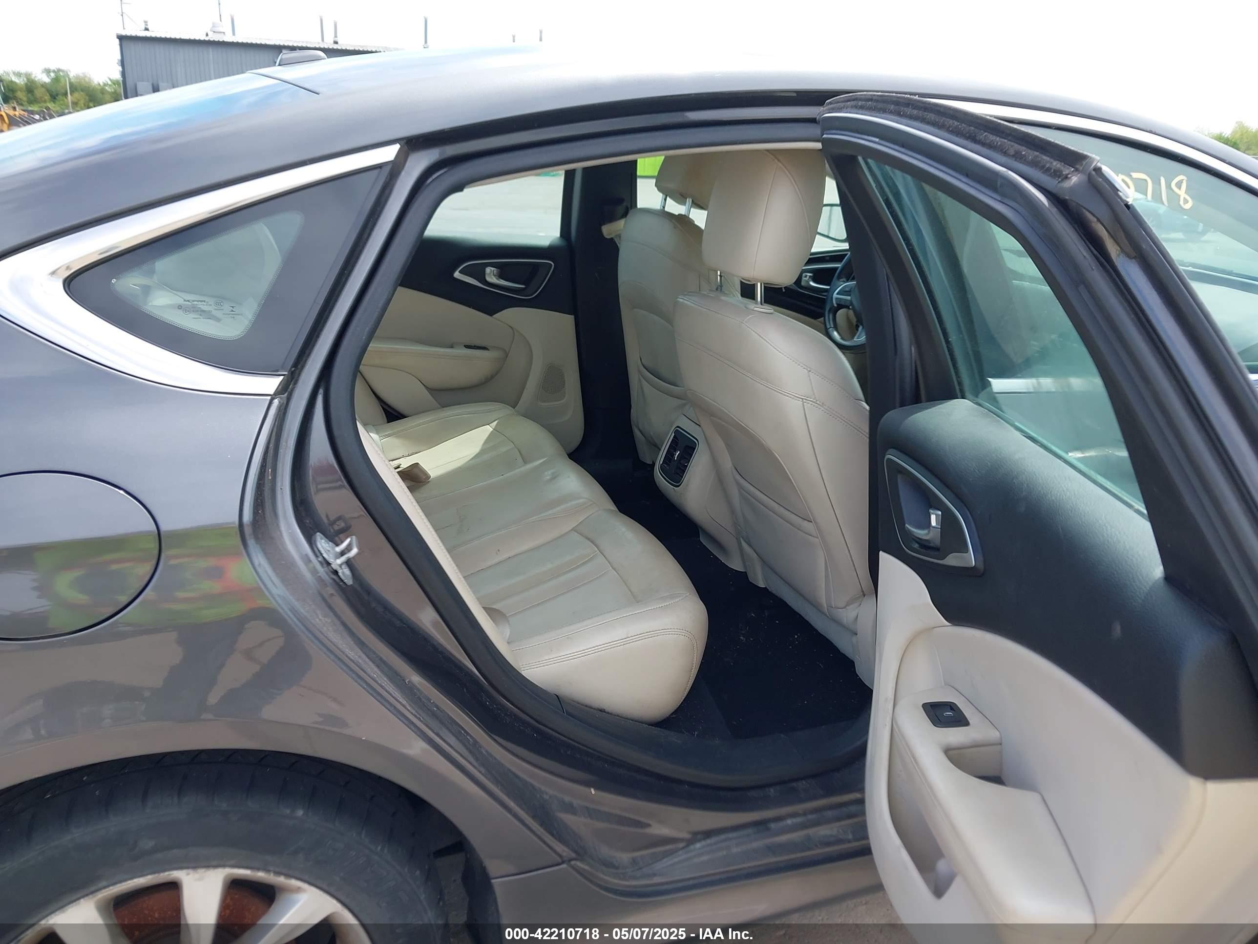 CHRYSLER 200 image 8