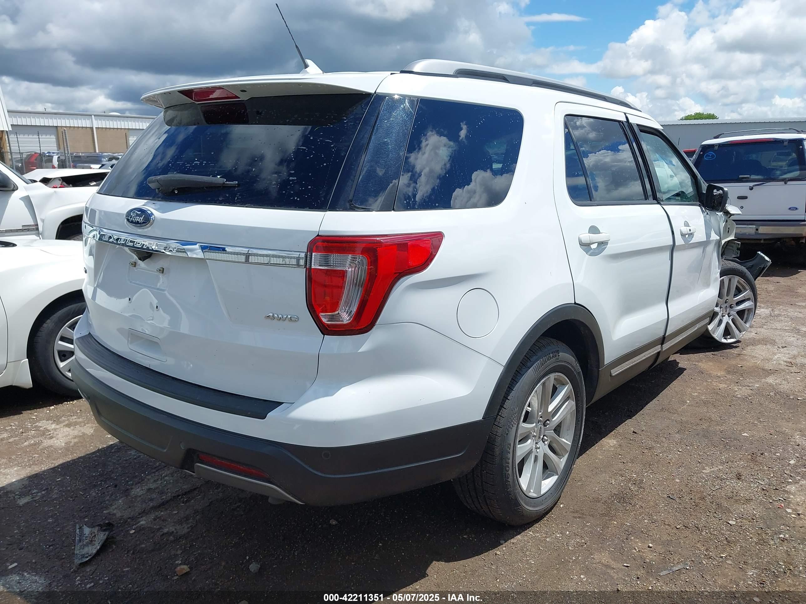 FORD EXPLORER image 4