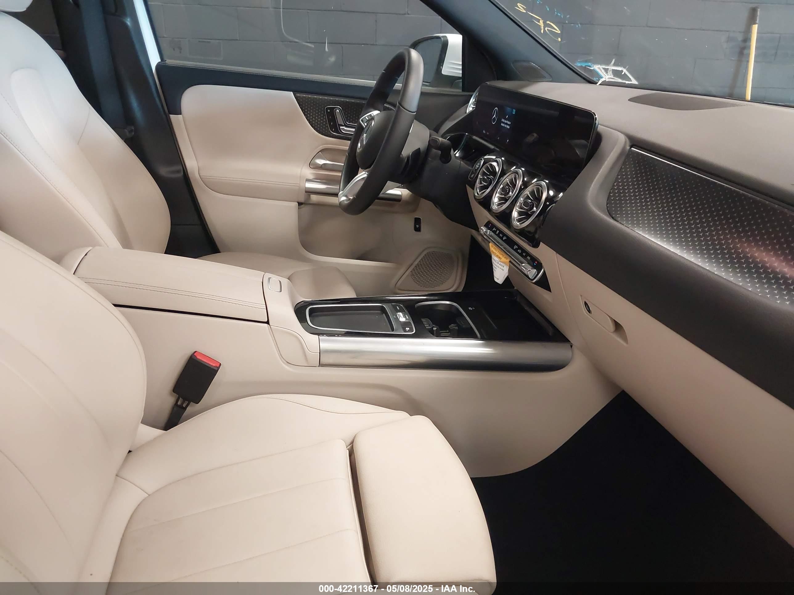 MERCEDES-BENZ GLA image 5