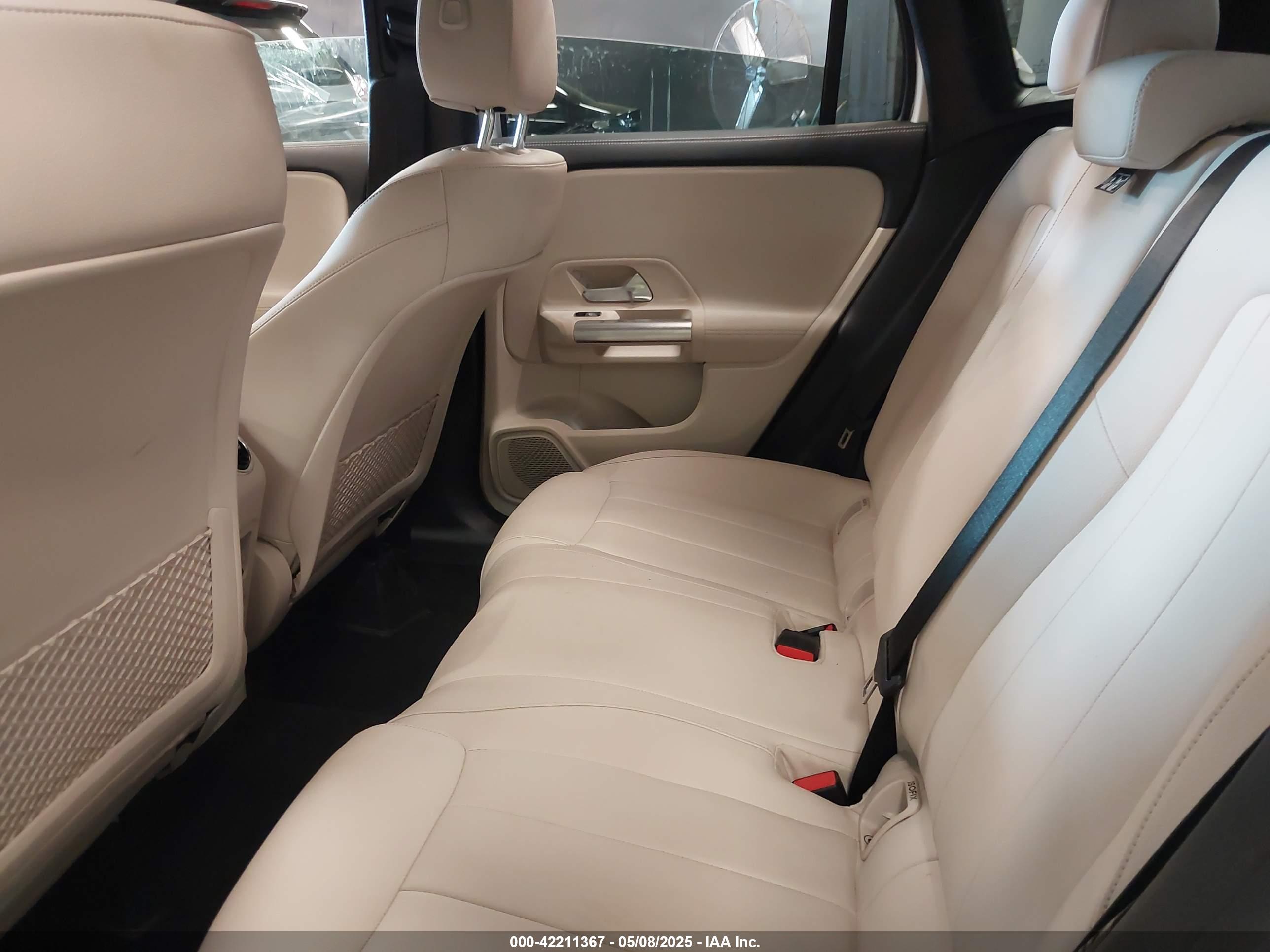 MERCEDES-BENZ GLA image 8