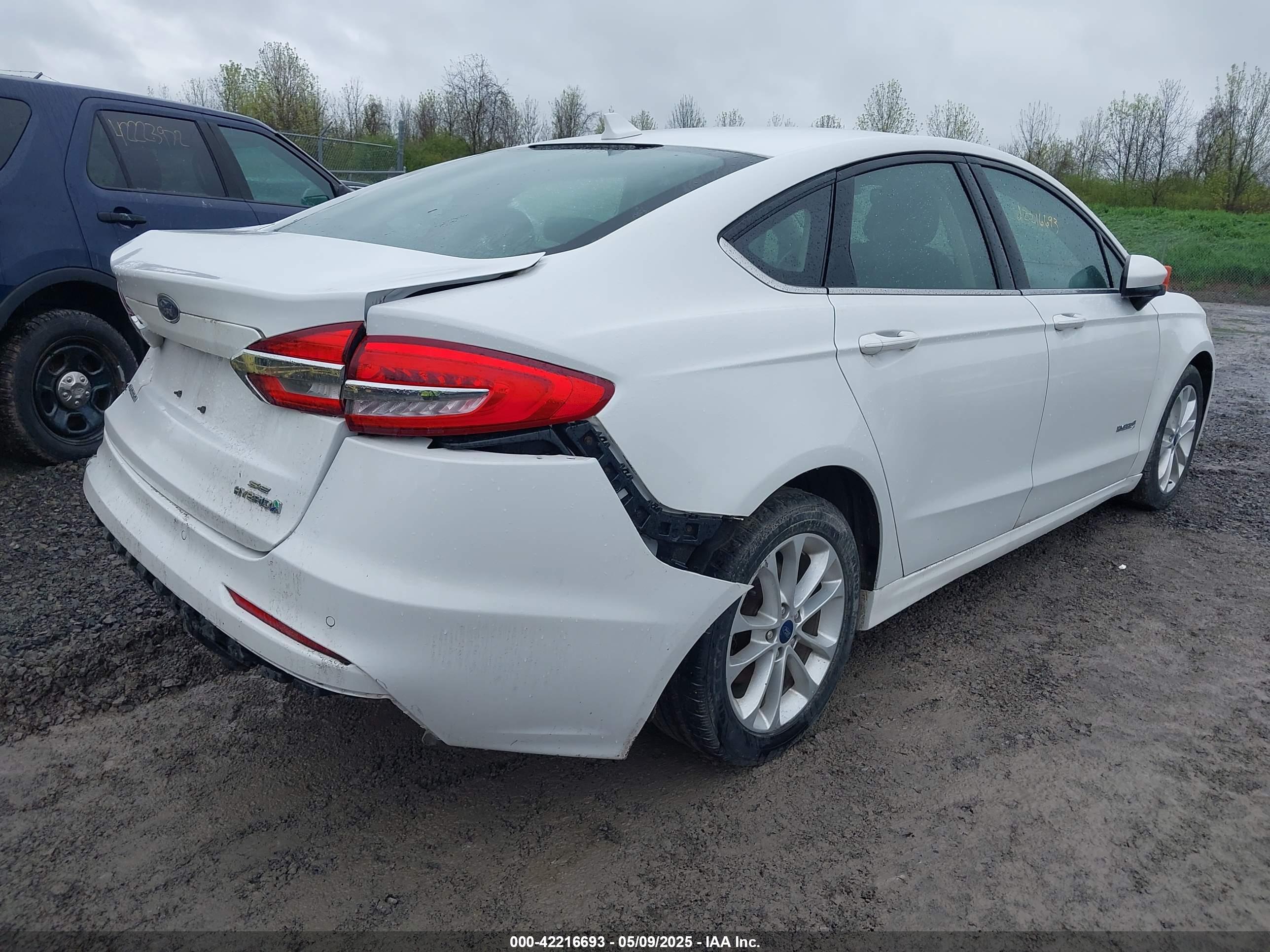 FORD FUSION image 4