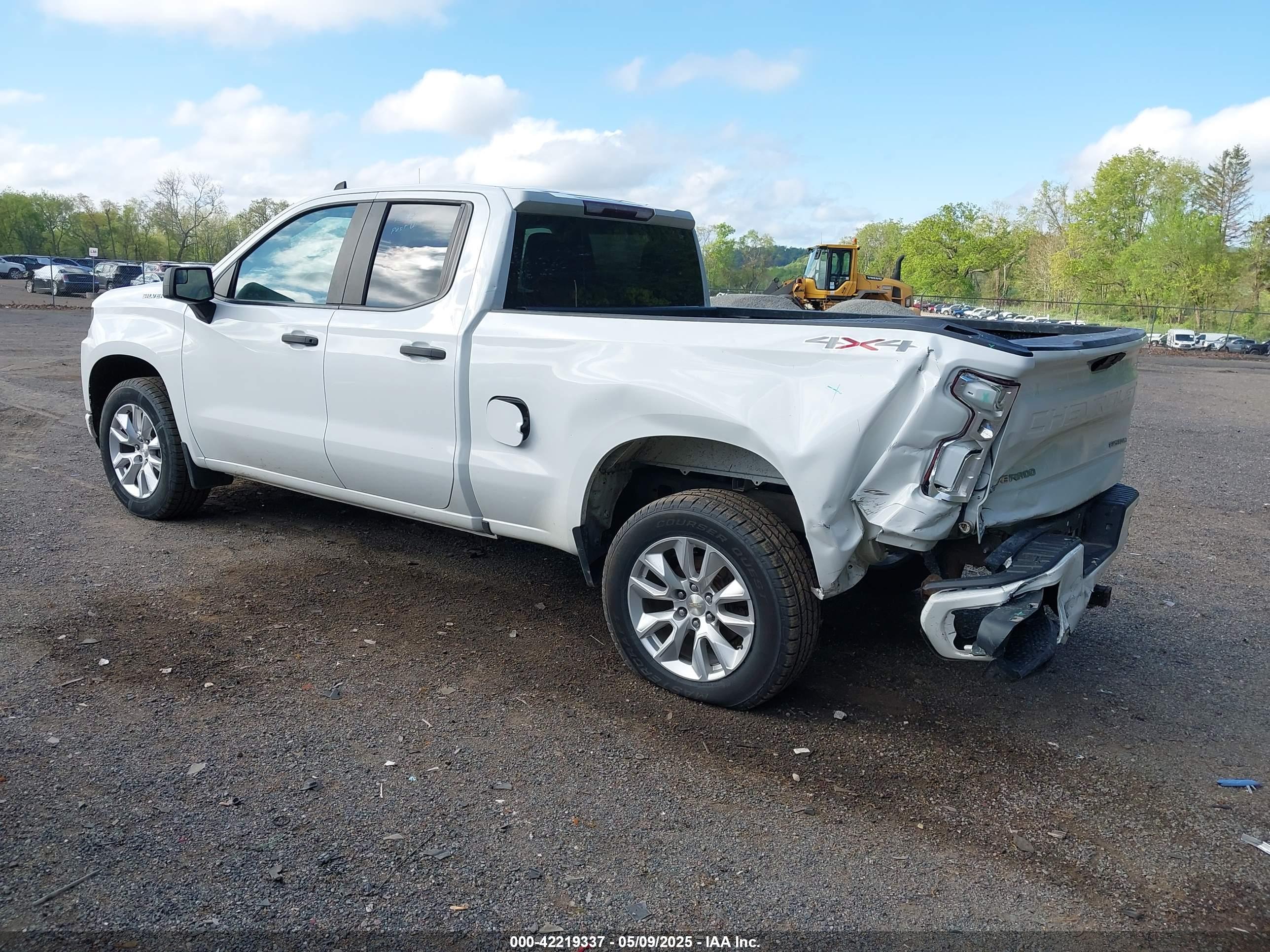 CHEVROLET SILVERADO image 3