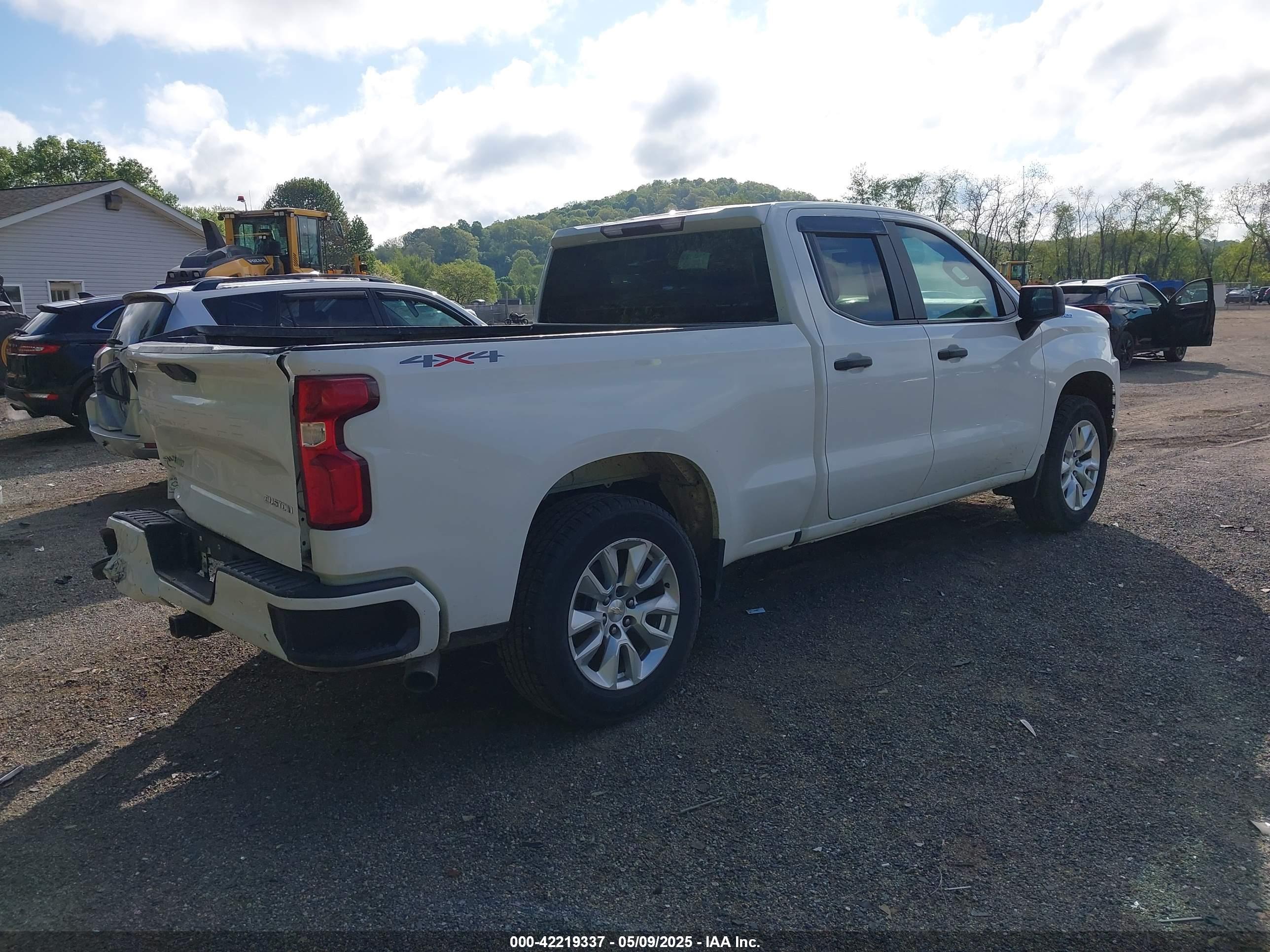 CHEVROLET SILVERADO image 4