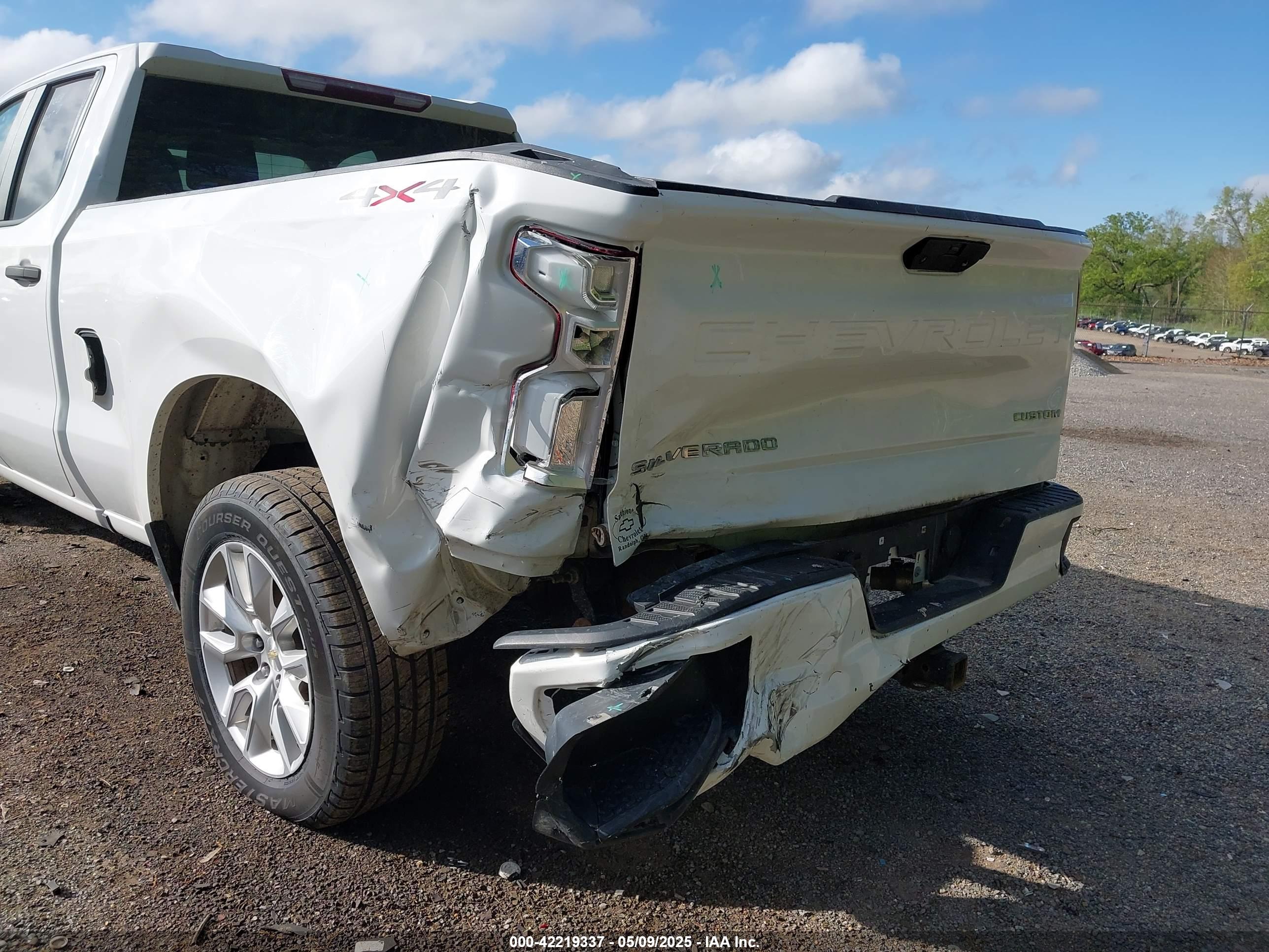 CHEVROLET SILVERADO image 6