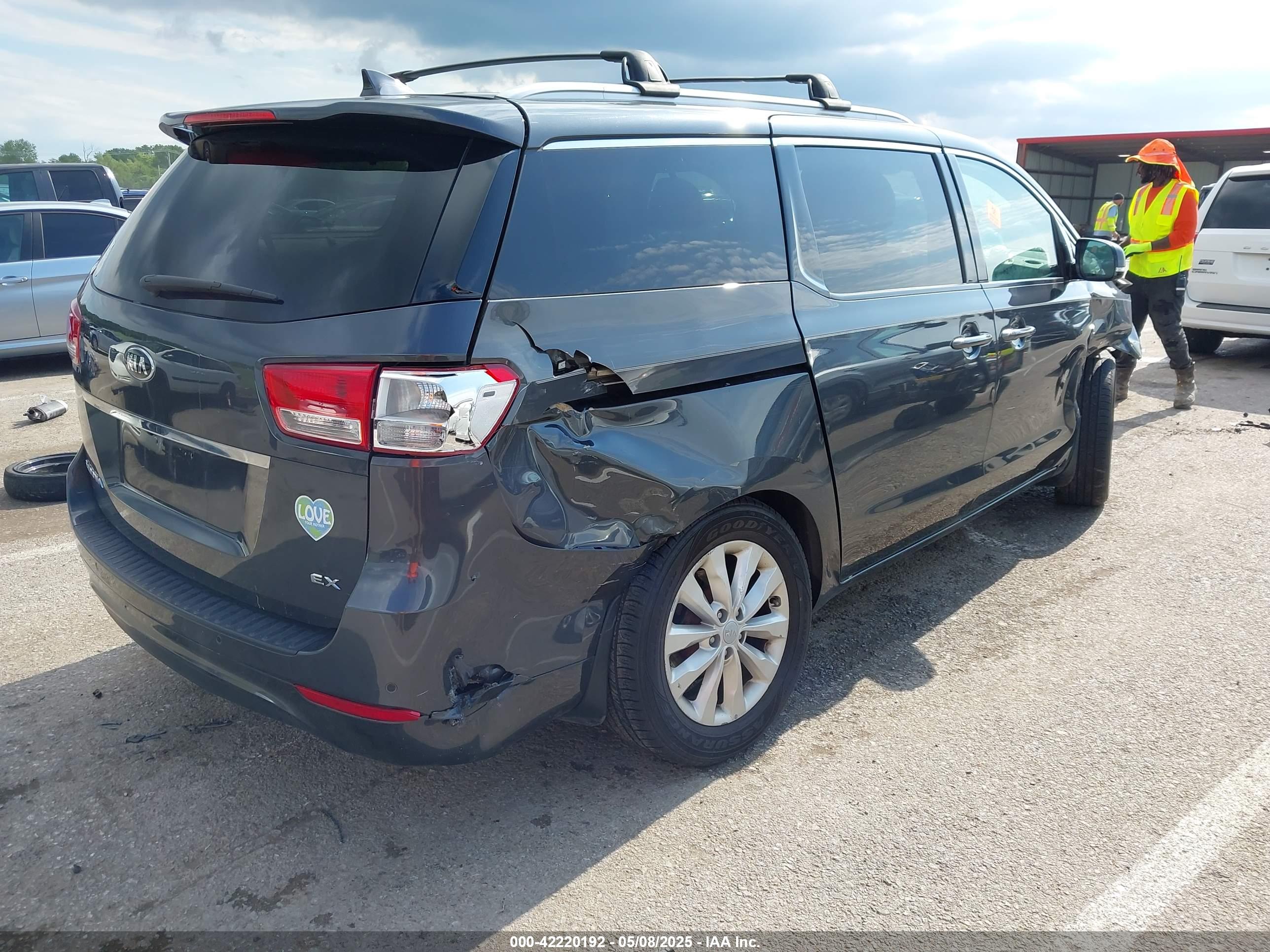 KIA SEDONA image 4