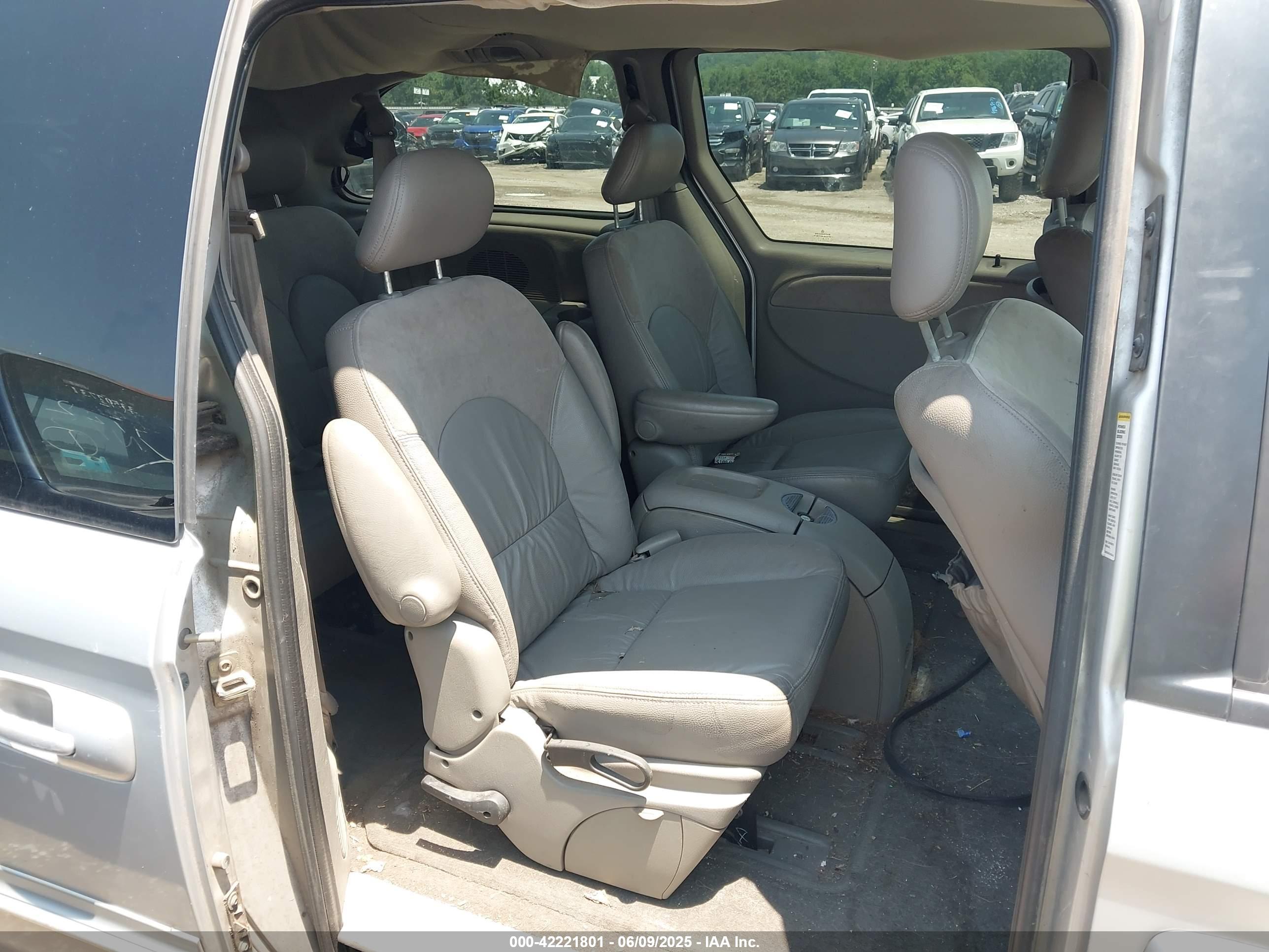 CHRYSLER TOWN image 8