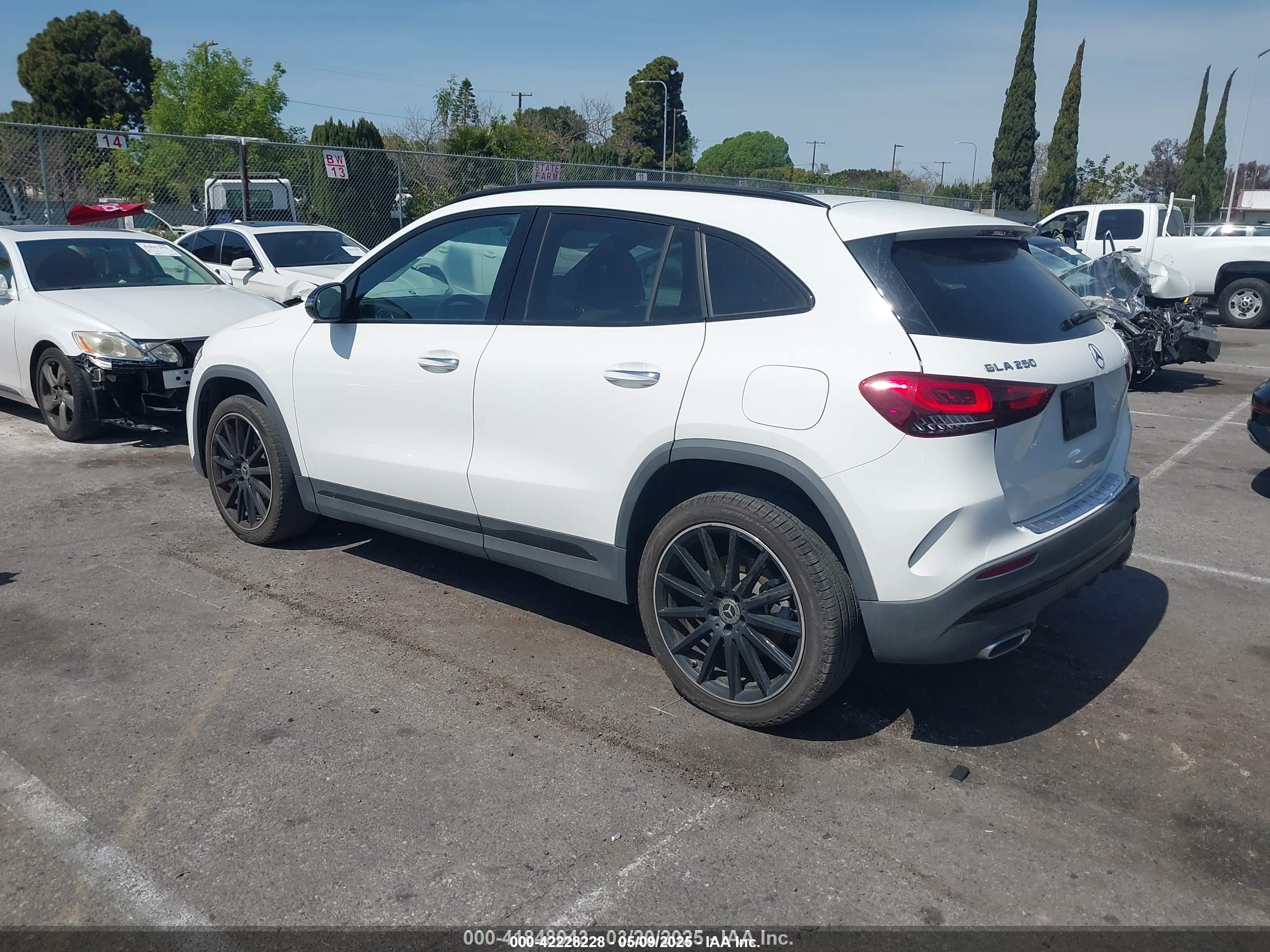 MERCEDES-BENZ GLA image 3