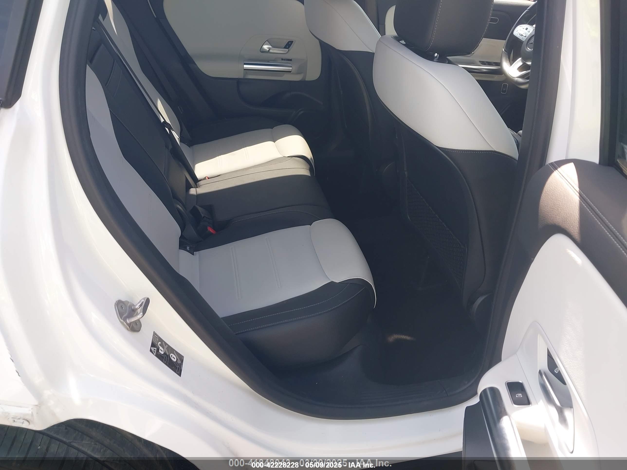 MERCEDES-BENZ GLA image 8