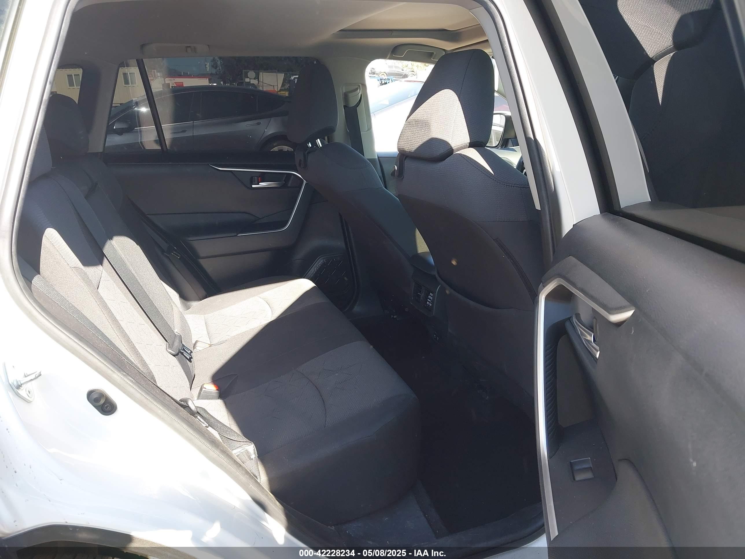 TOYOTA RAV4 image 8