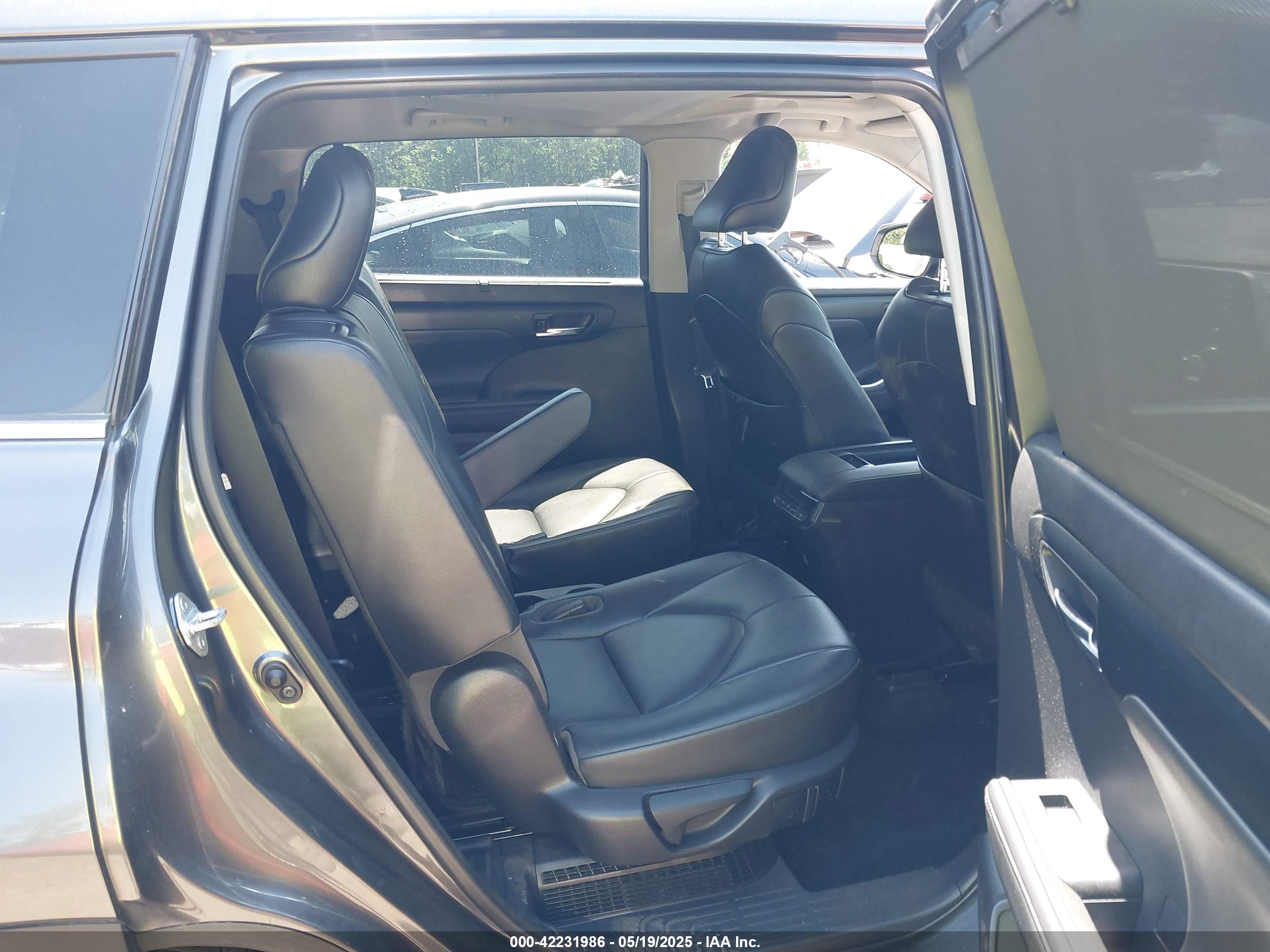 TOYOTA HIGHLANDER image 8
