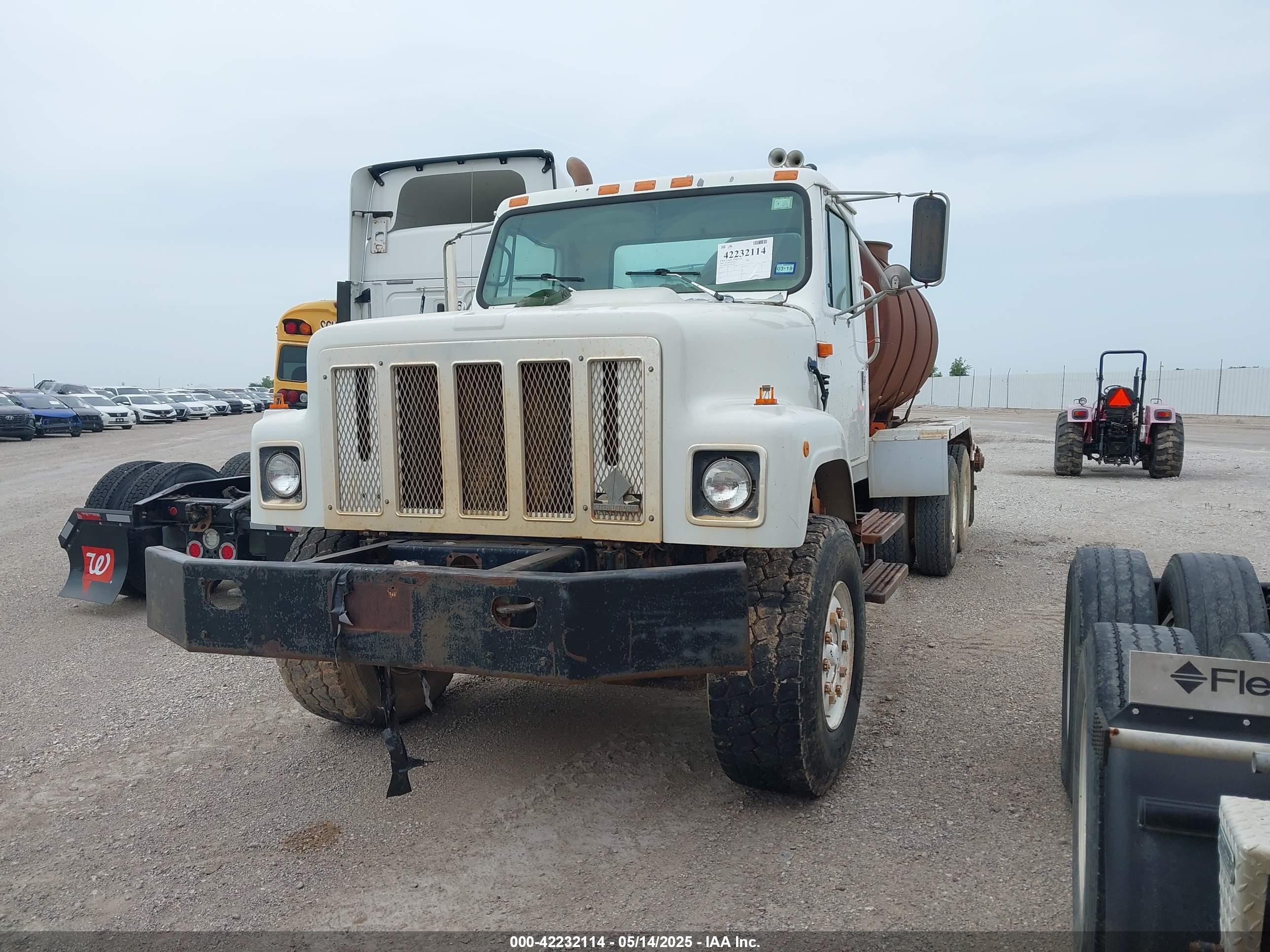 INTERNATIONAL 2000 image 2
