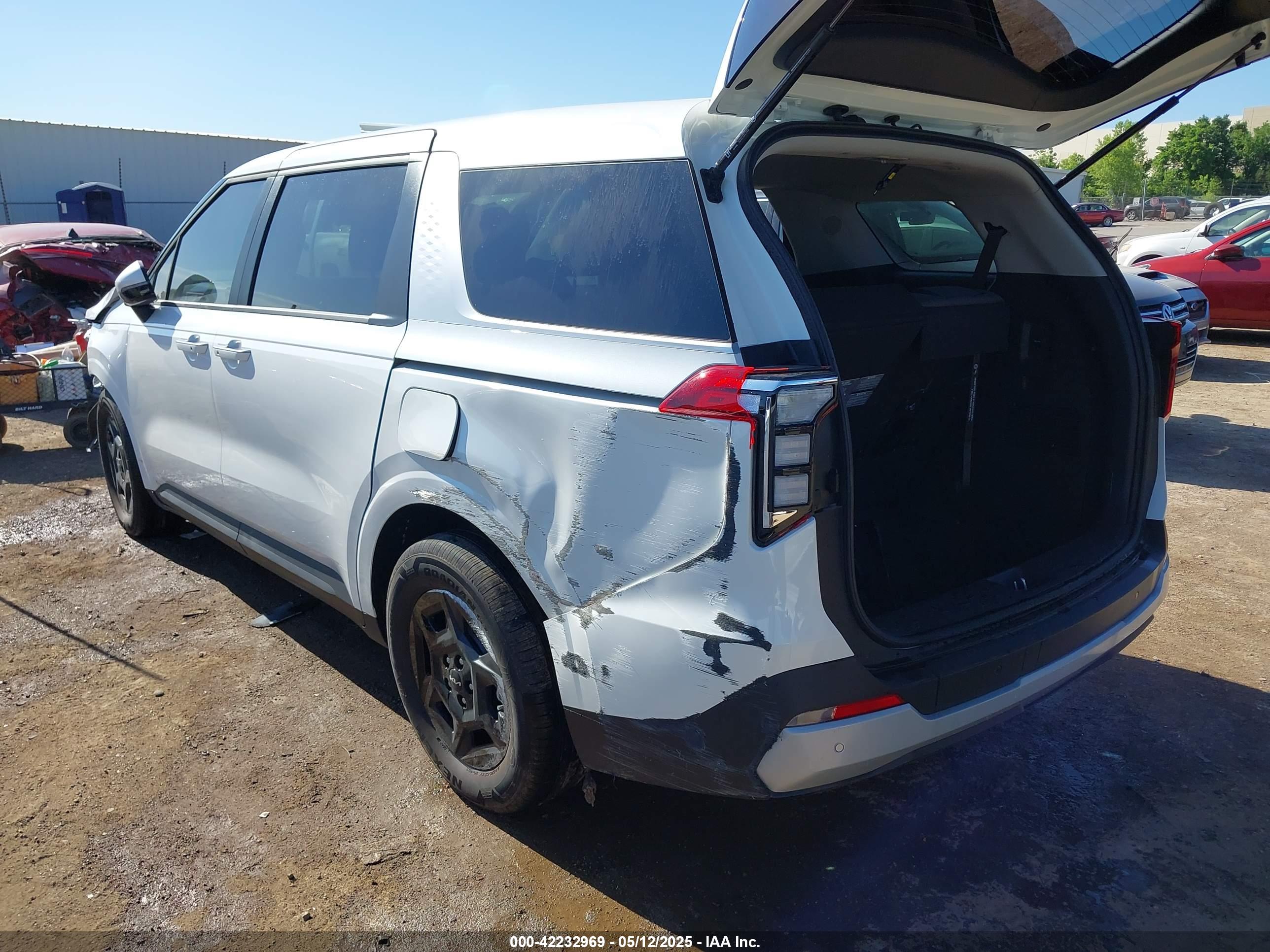 KIA CARNIVAL image 3