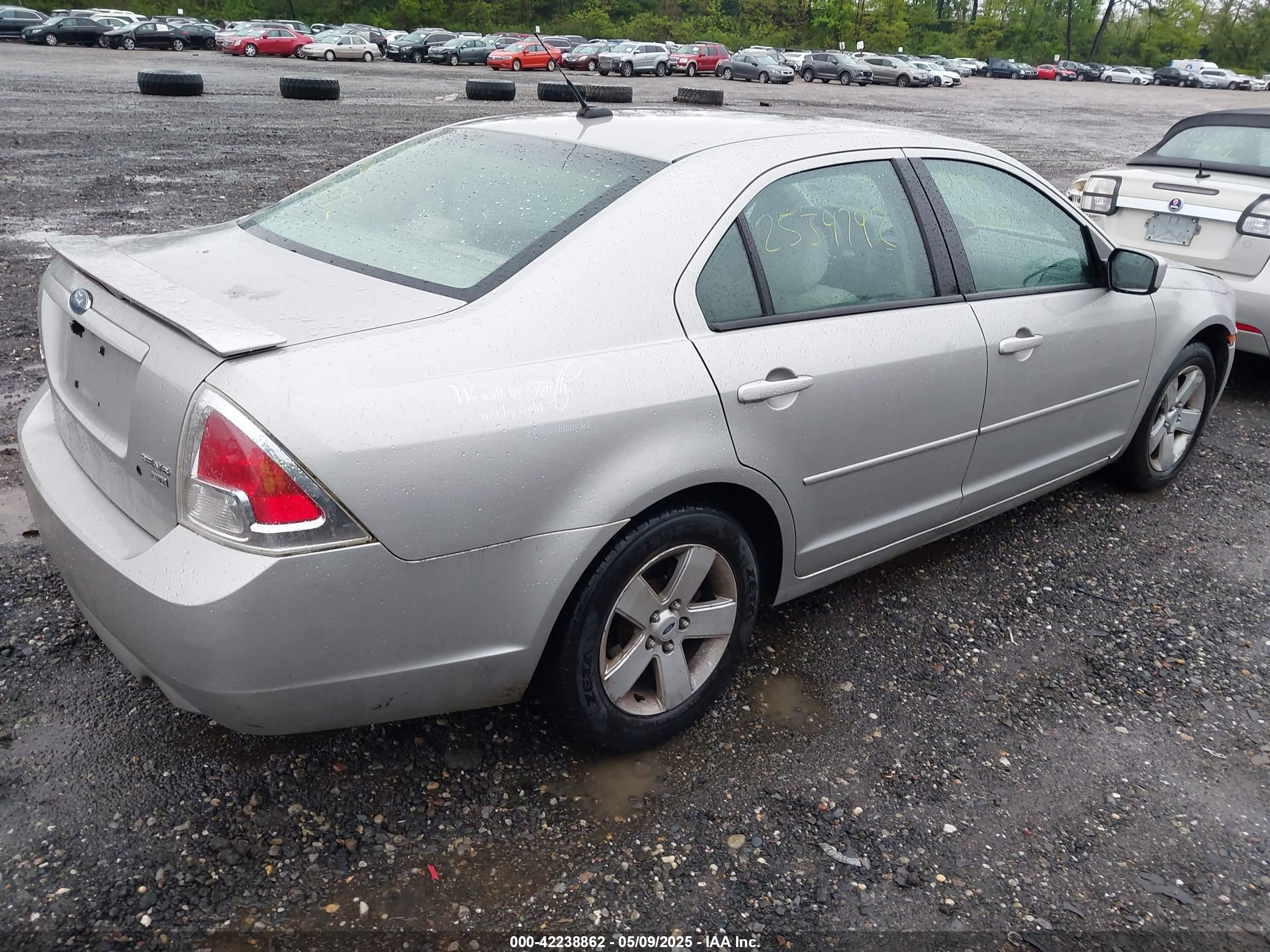 FORD FUSION image 4