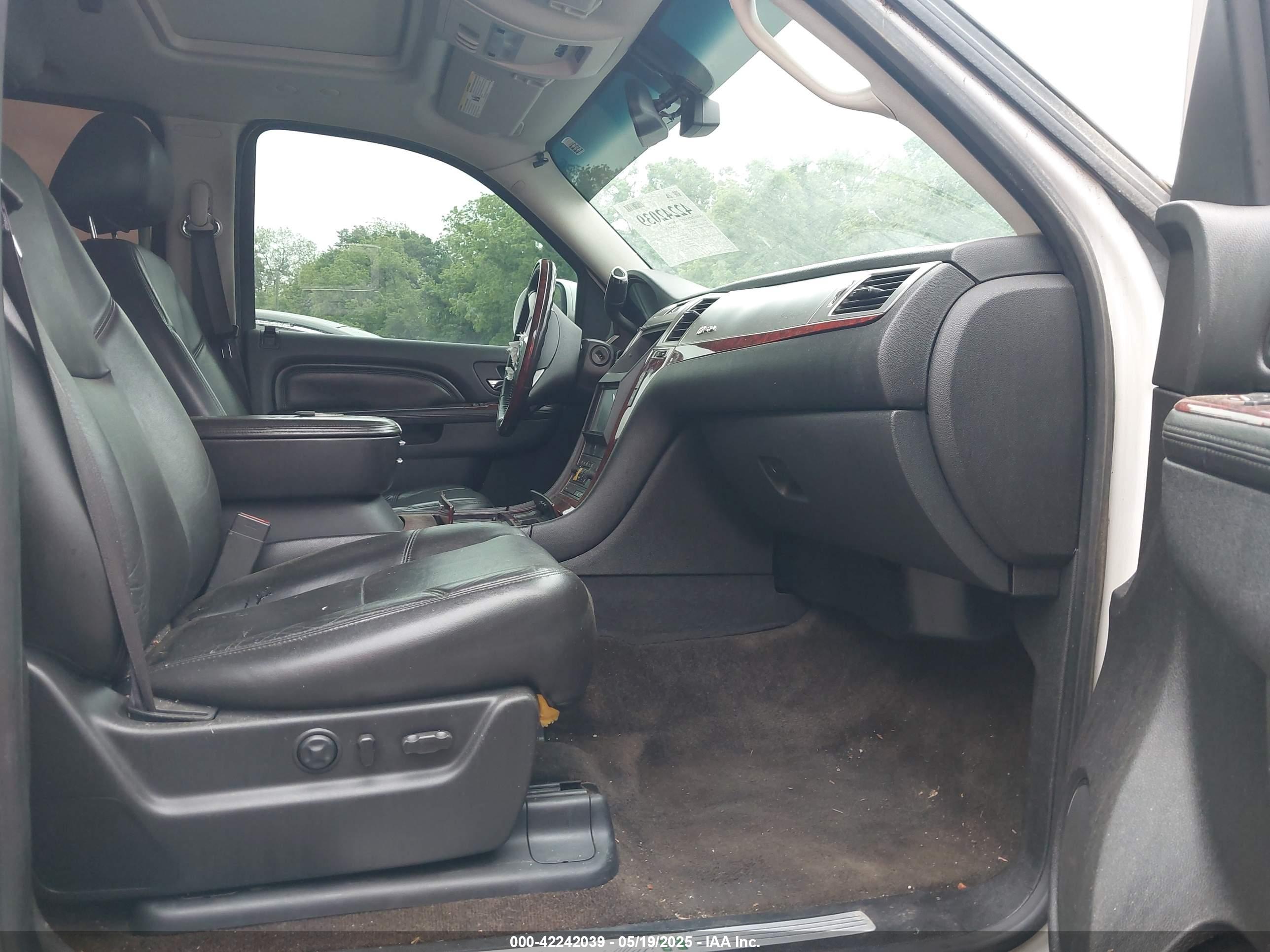 CADILLAC ESCALADE image 5