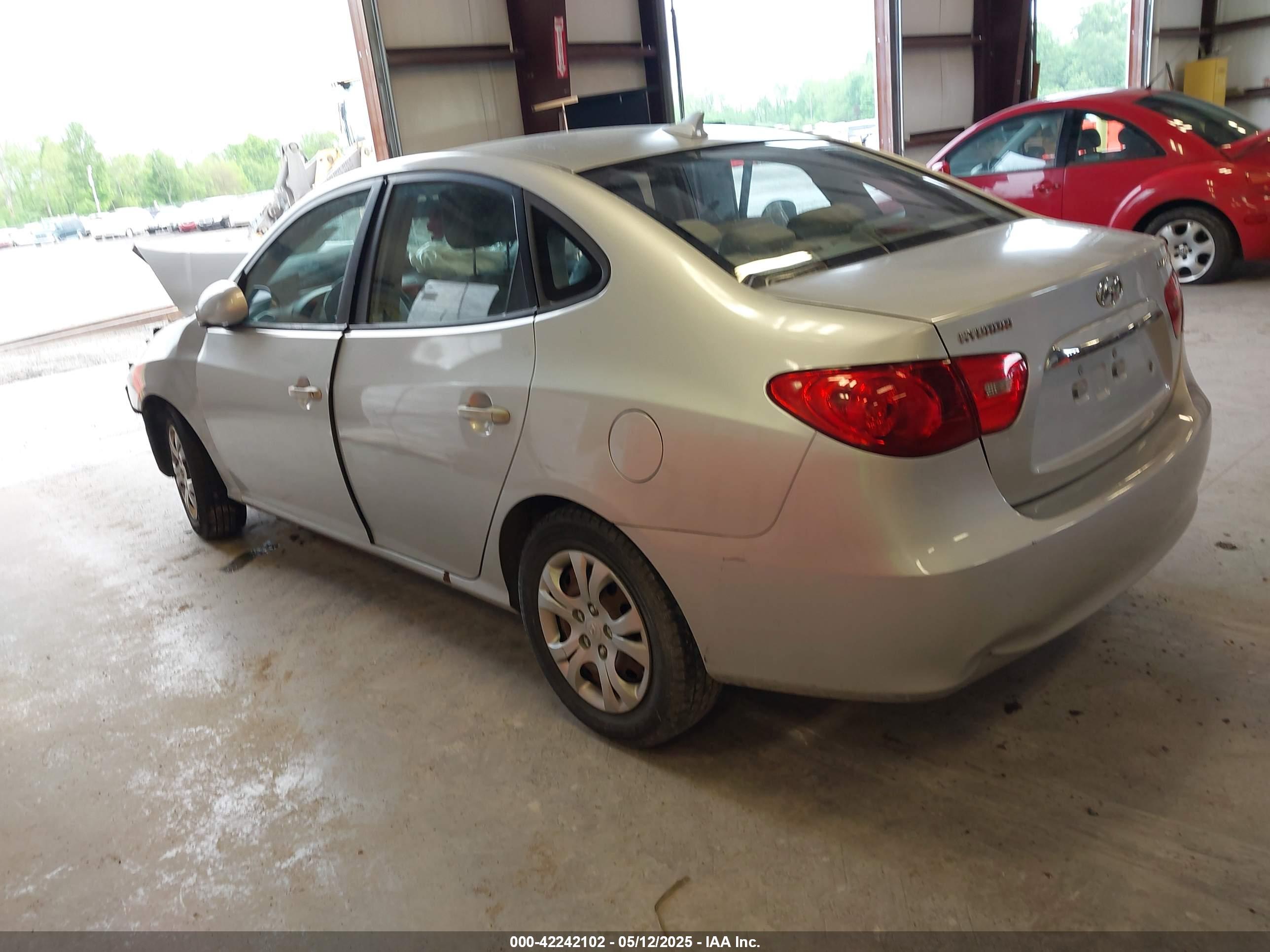 HYUNDAI ELANTRA image 3