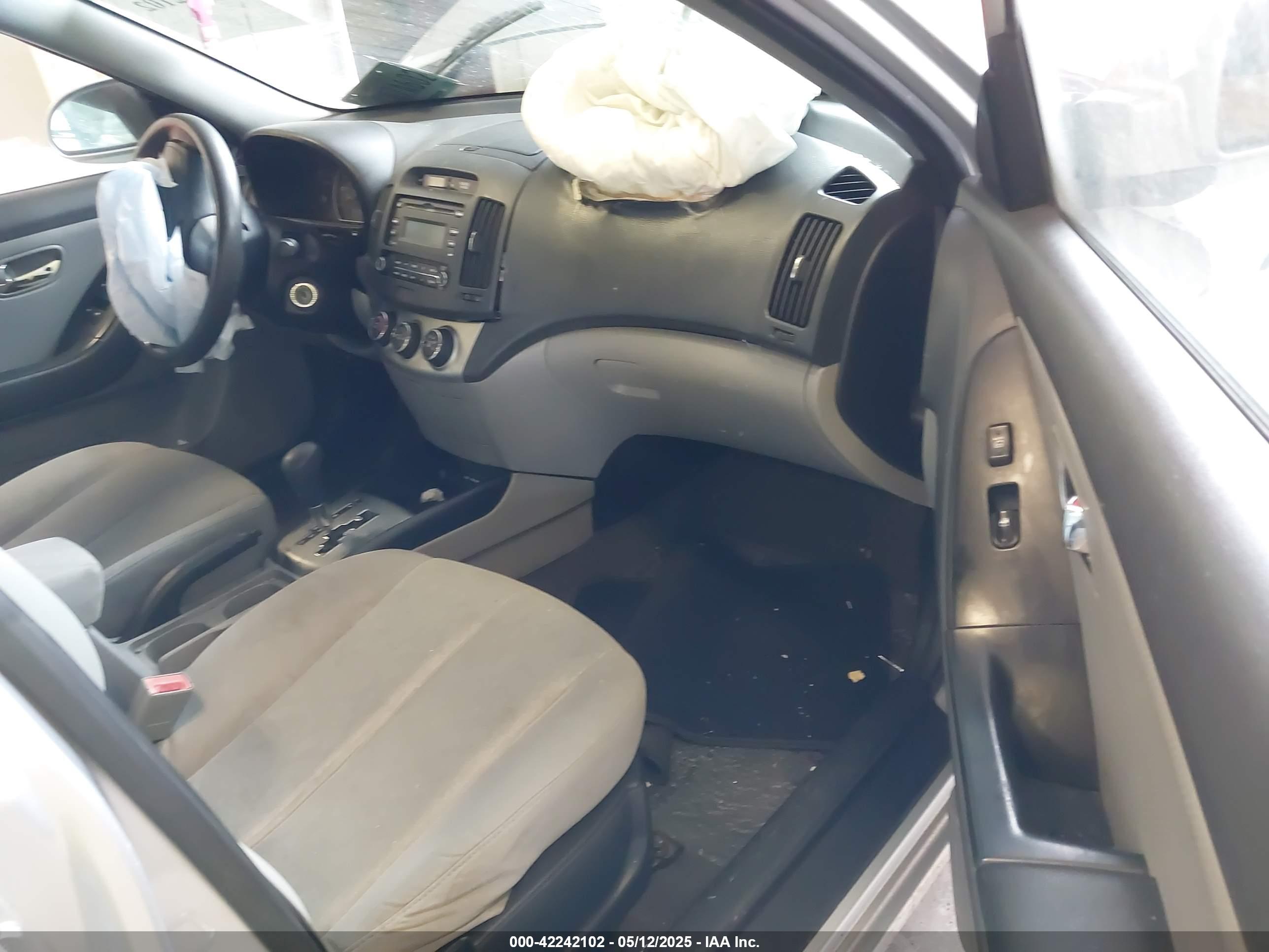 HYUNDAI ELANTRA image 5